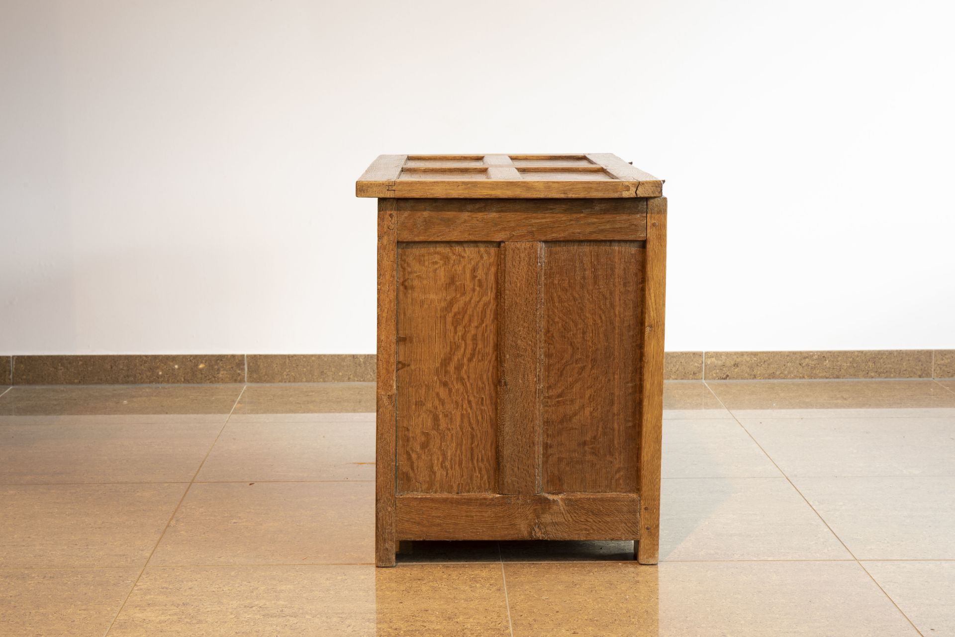 A Gothic revival oak wooden chest, 19th C. and earlier - Image 6 of 8