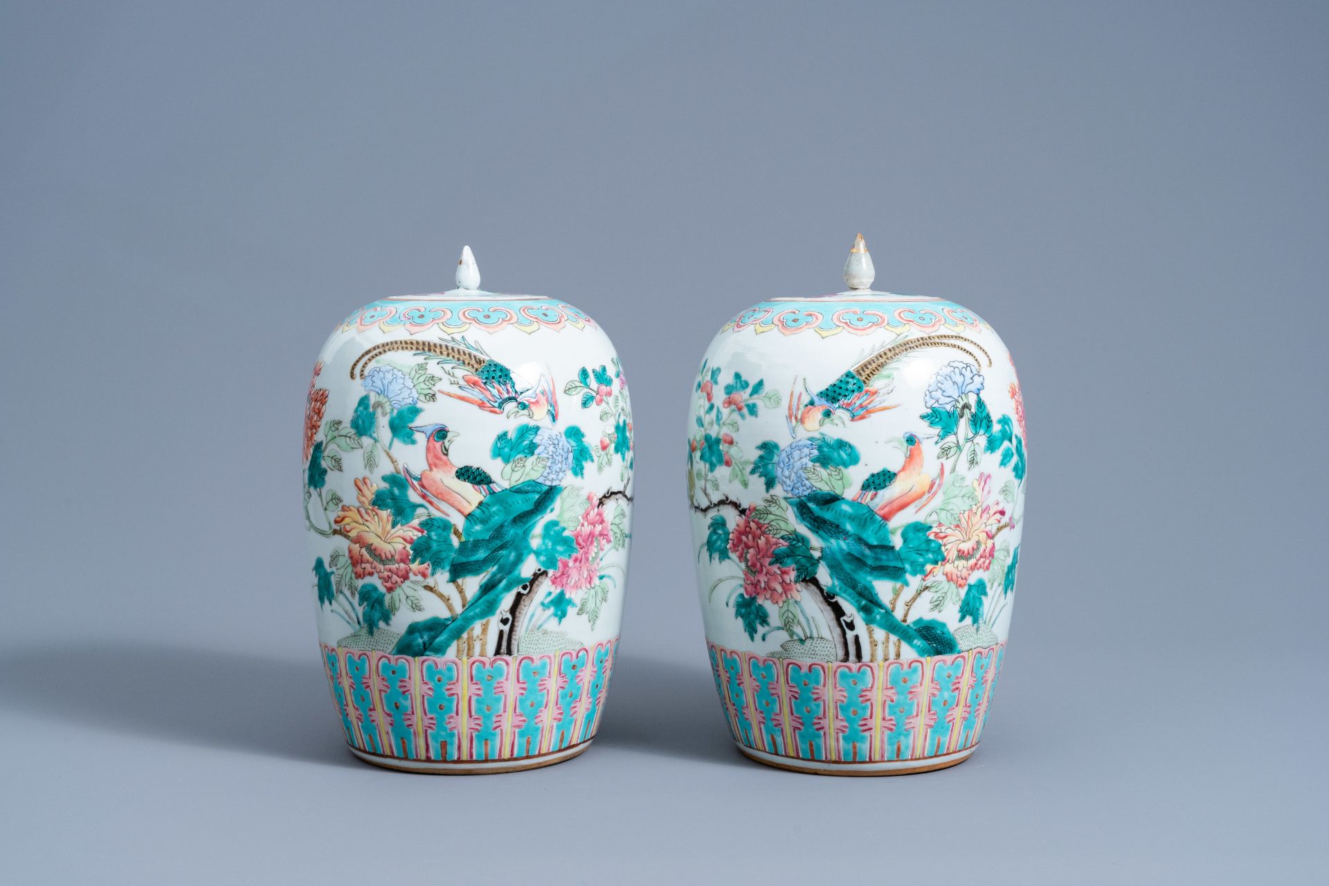 A pair of Chinese famille rose jars and covers with birds among blossoming branches, 19th C. - Bild 3 aus 10