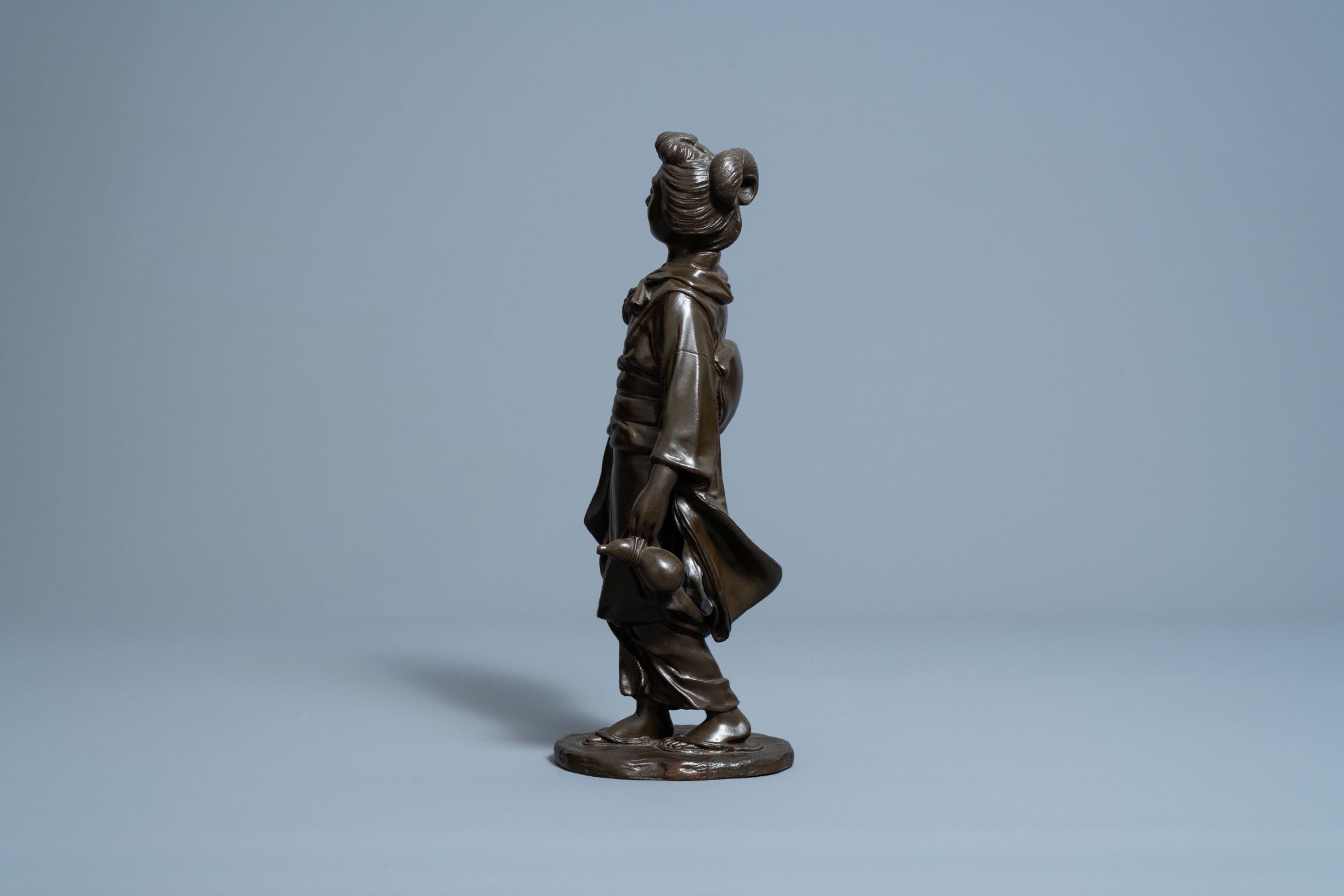 A Japanese bronze okimono of a lady with a gourd, signed Seiya, Meiji, 19th C. - Image 5 of 10