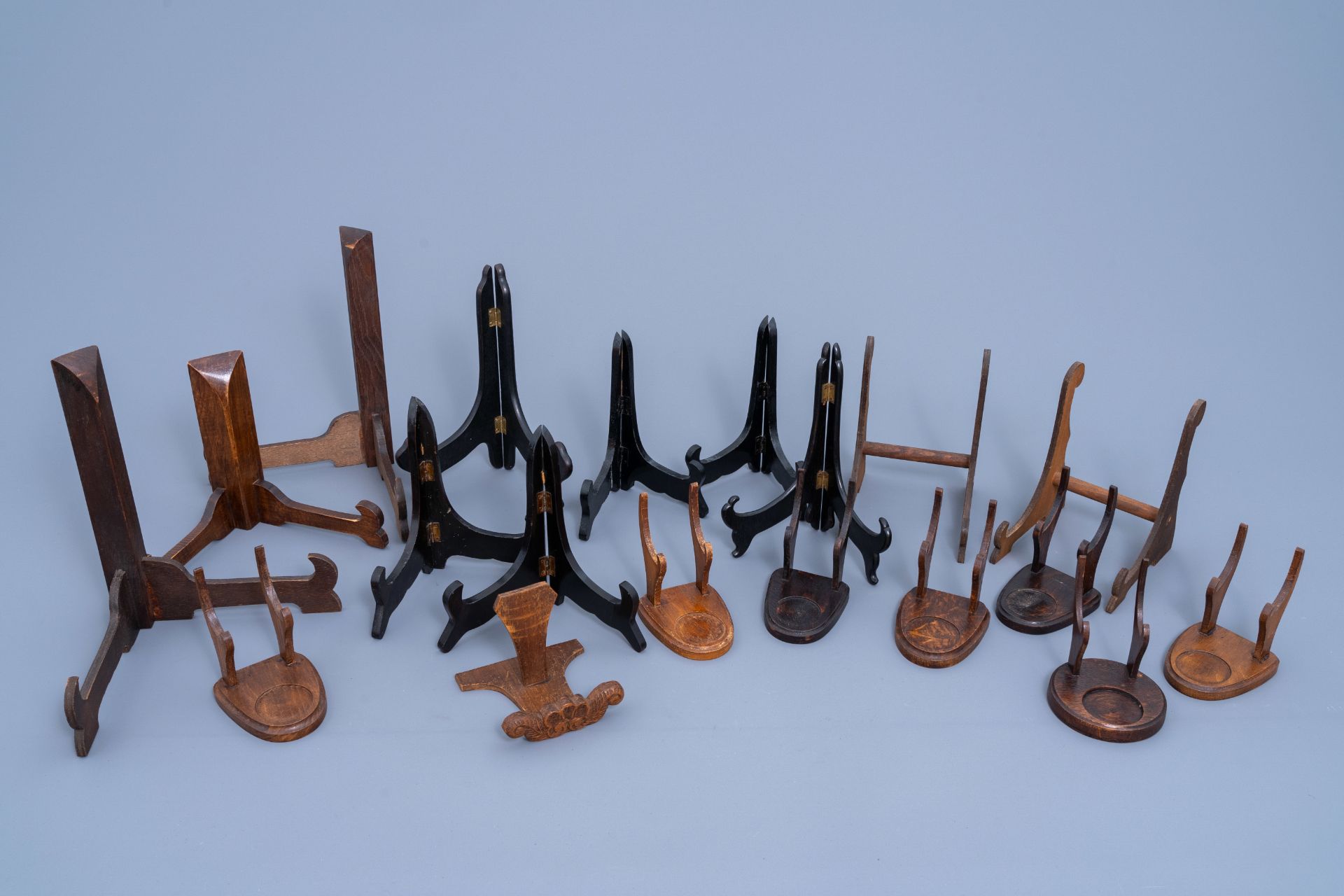 A collection of Chinese carved wood stands and plate holders, 20th C. - Image 7 of 8