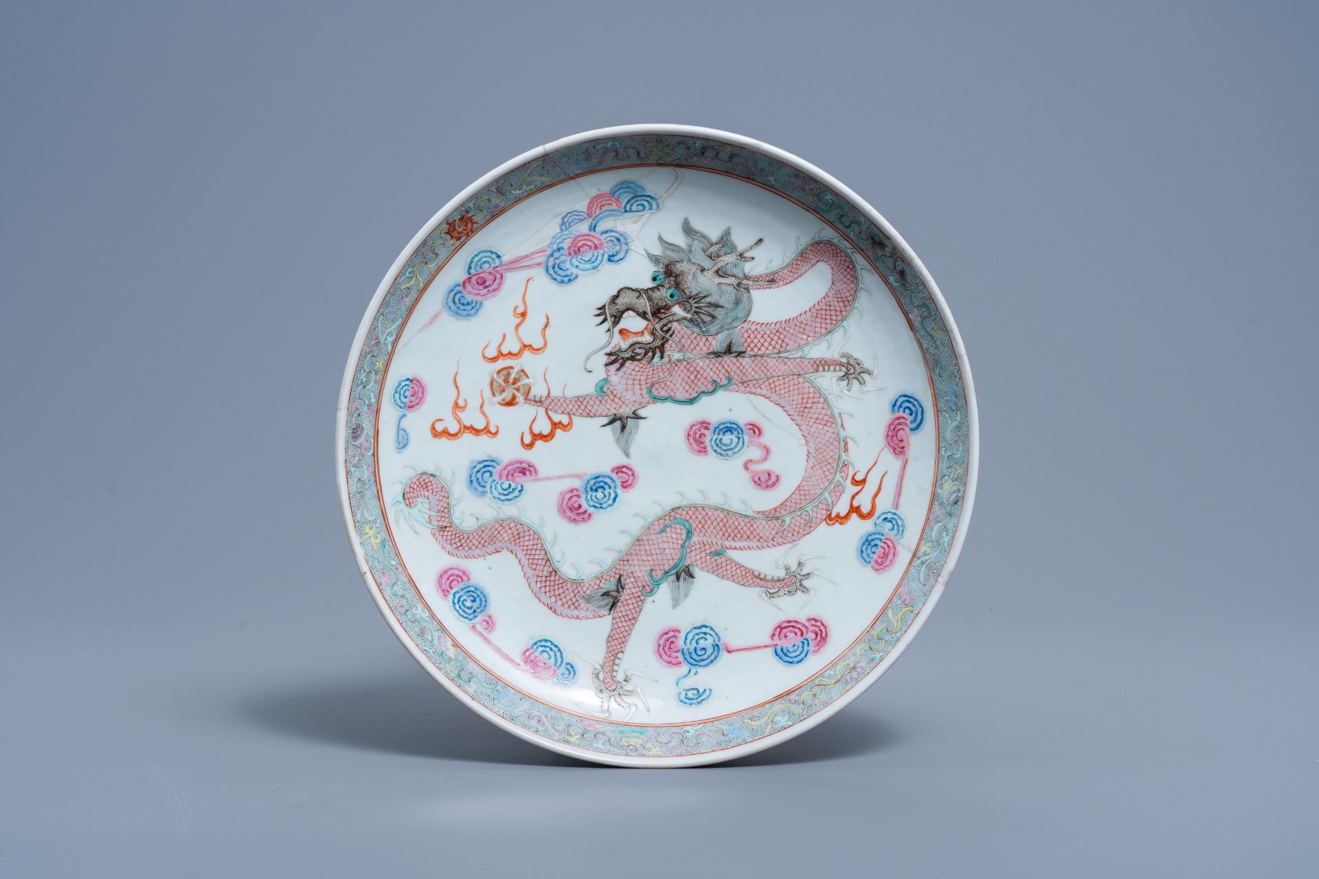 Three Chinese famille rose chargers with floral design and a dragon, 19th/20th C. - Bild 5 aus 5