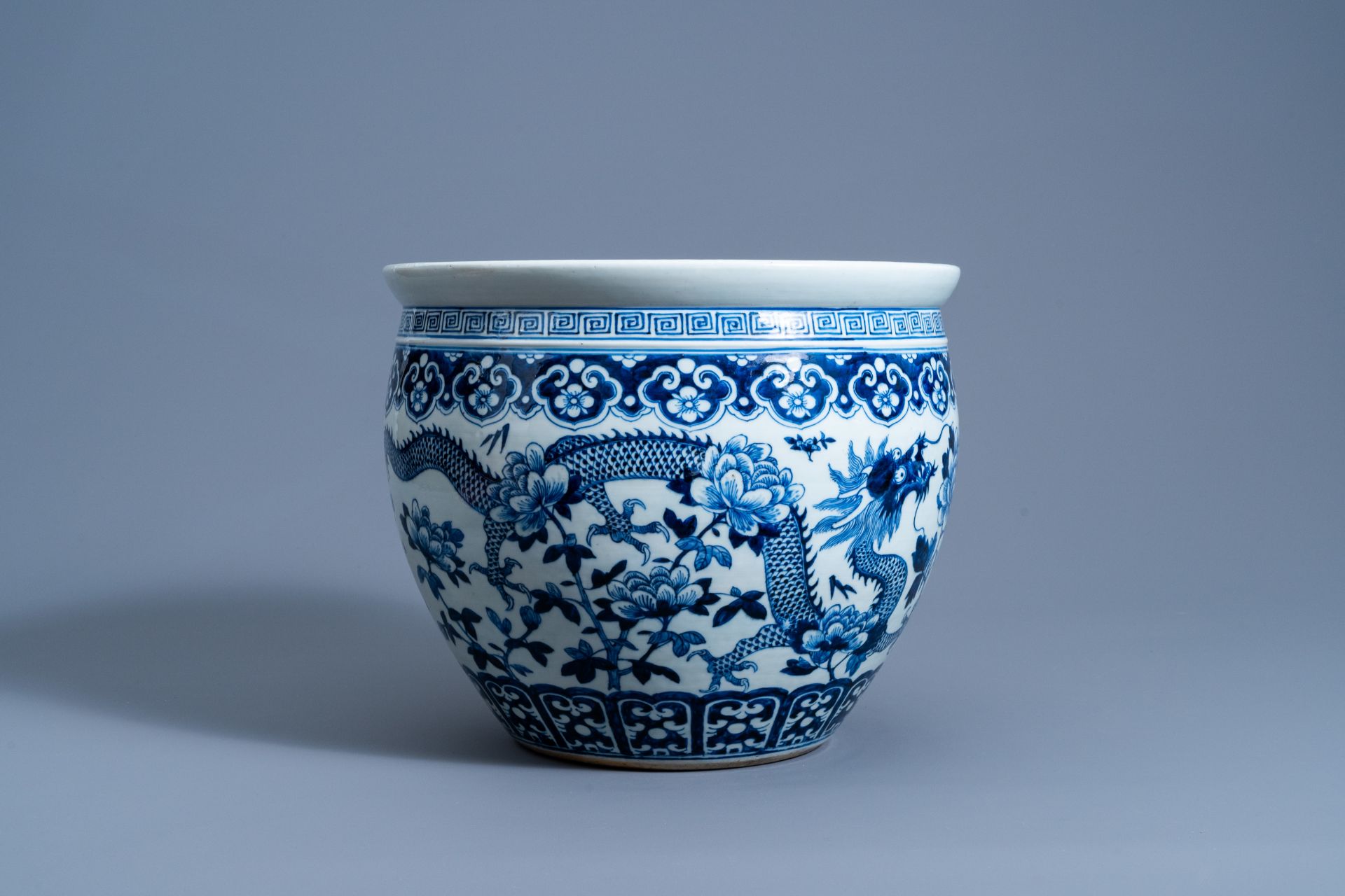 A Chinese blue and white 'dragons' jardinire, 19th C. - Image 5 of 9