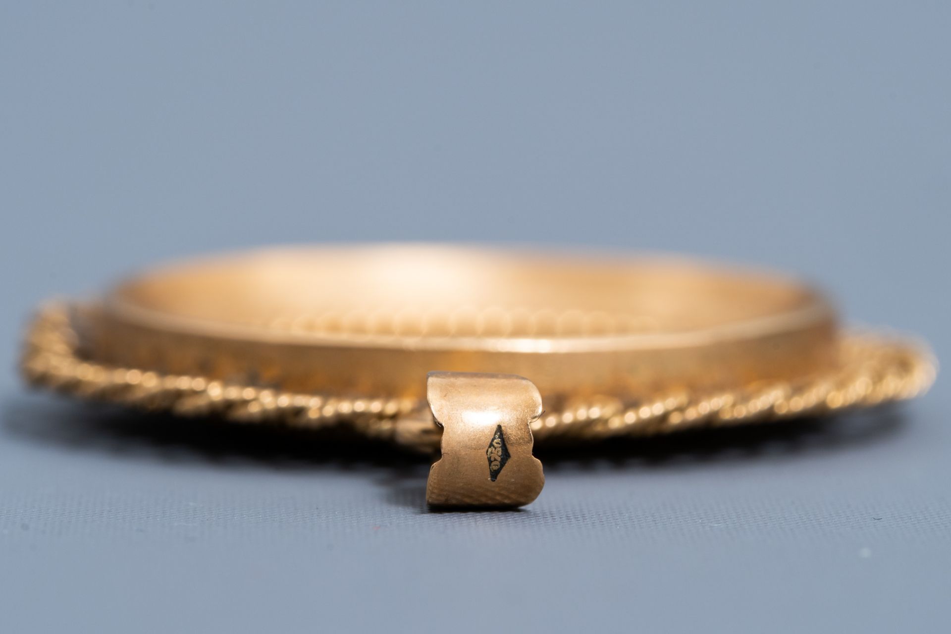 An 18 carat yellow gold pendant set with an 1958 21,6 carat British sovereign, 20th C. - Image 3 of 3