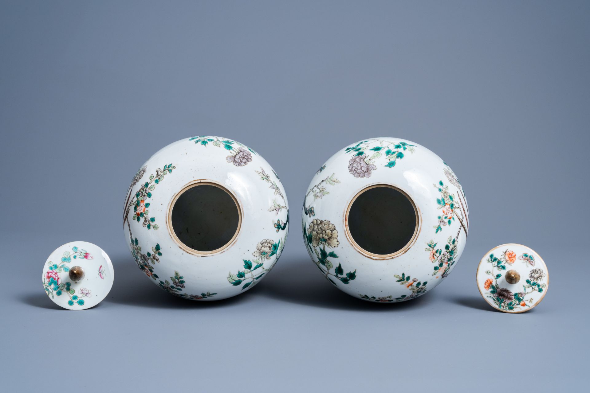 Two Chinese famille verte jars and covers with pheasants between blossoming branches, 19th C. - Image 6 of 7