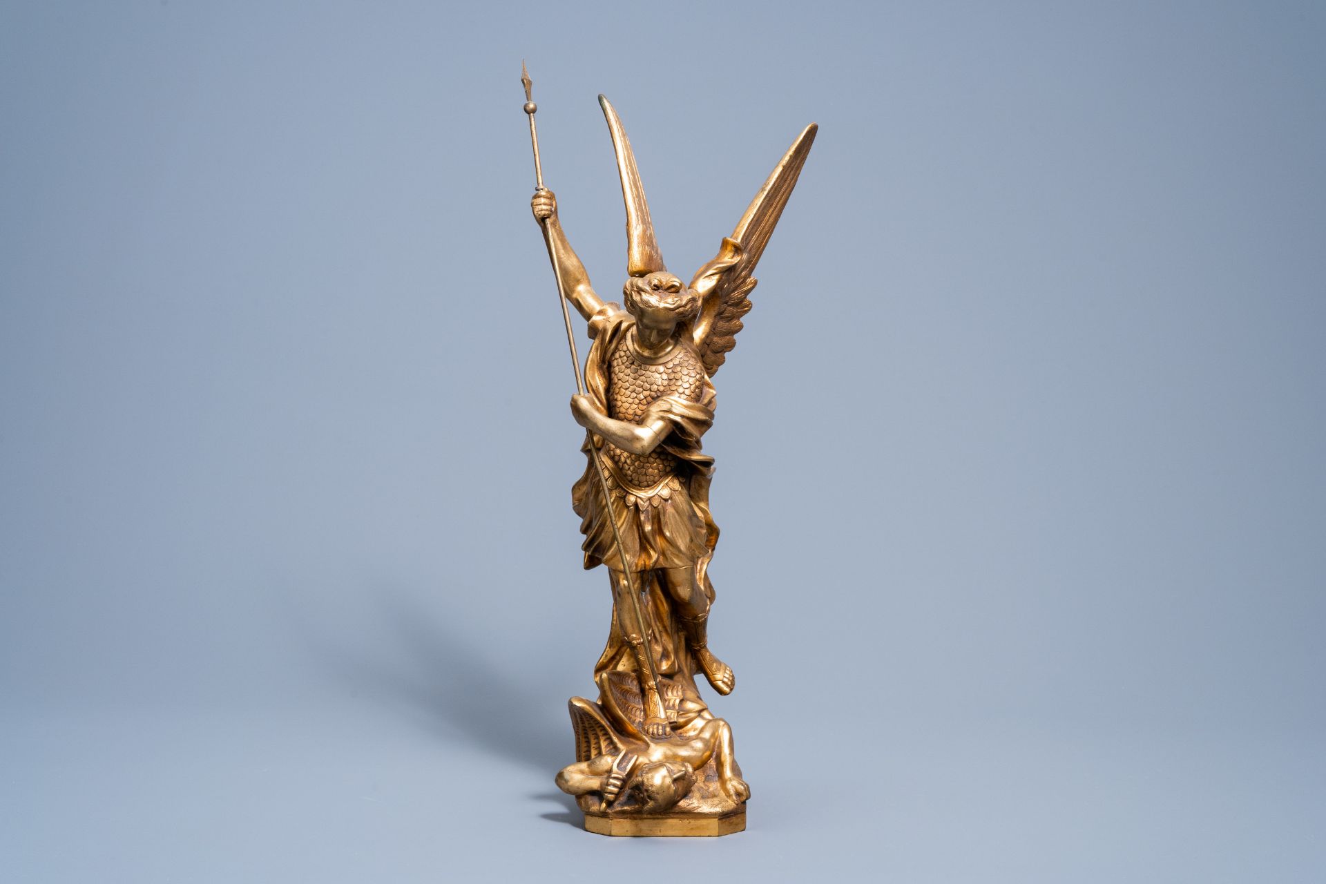 European school: Saint Michael the Archangel slaying the devil, gilt bronze, 19th/20th C. - Image 3 of 9