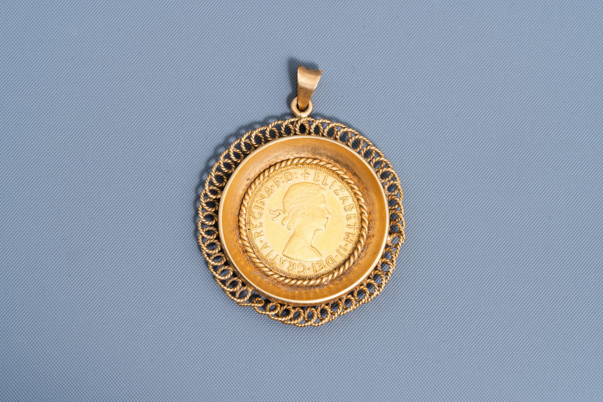 An 18 carat yellow gold pendant set with an 1958 21,6 carat British sovereign, 20th C. - Image 2 of 3