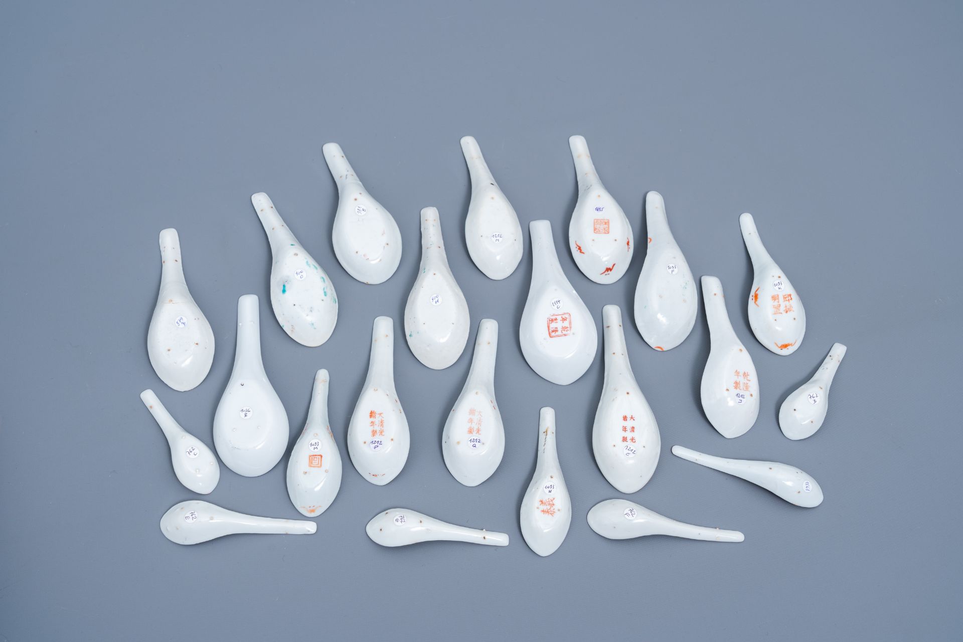 A varied collection of Chinese famille rose and qianjiang cai spoons, 20th C. - Image 4 of 6