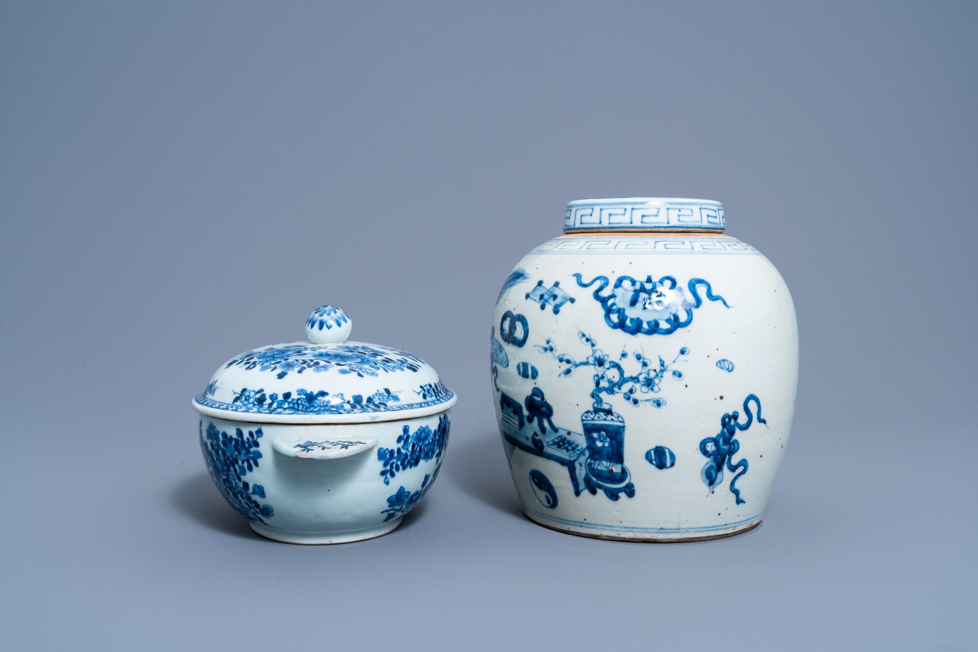 A Chinese blue and white 'antiquities' jar and cover and a tureen and cover with floral design, Qian - Image 4 of 8