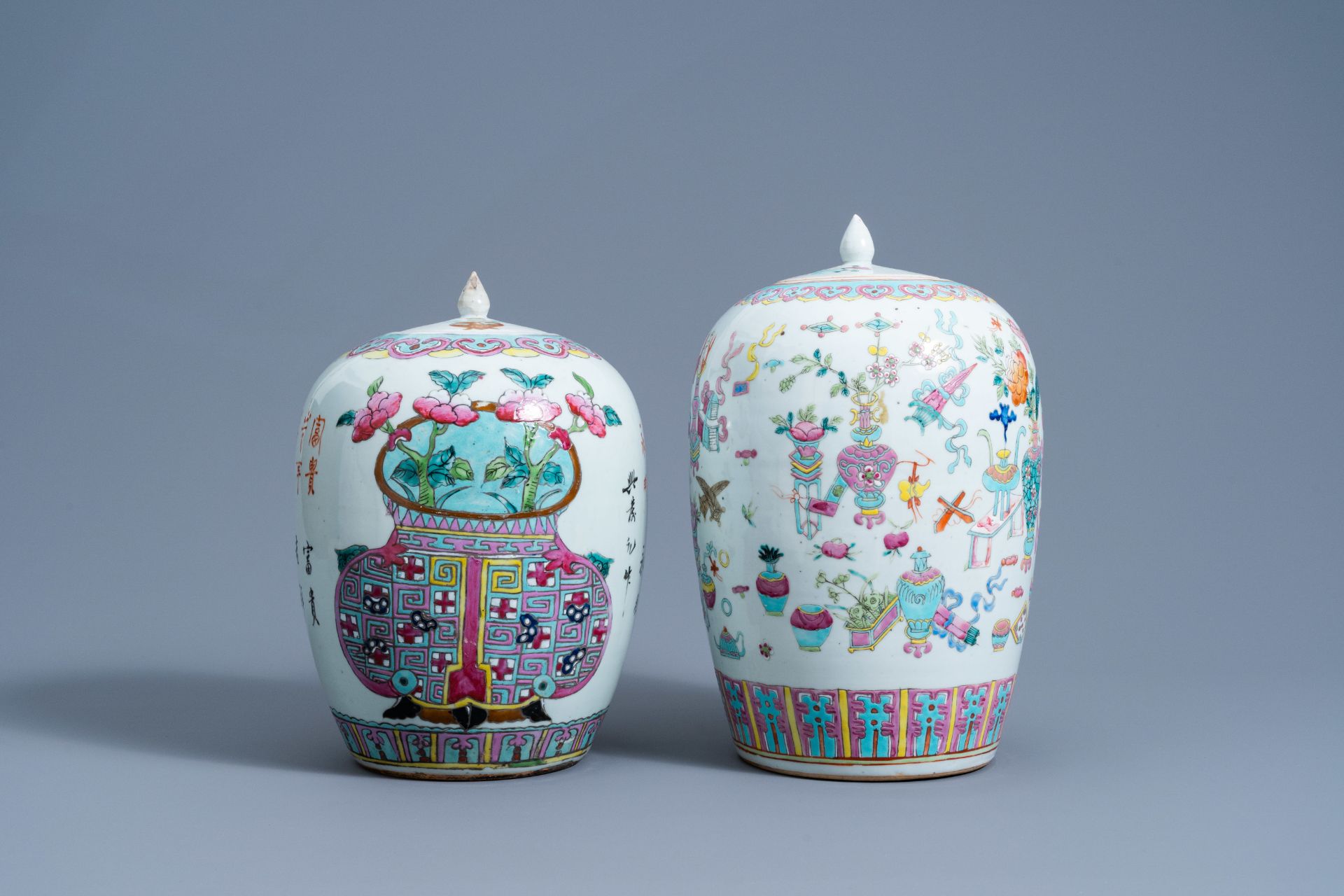 Two Chinese famille rose 'antiquities' jars and covers, 19th C. - Bild 4 aus 7