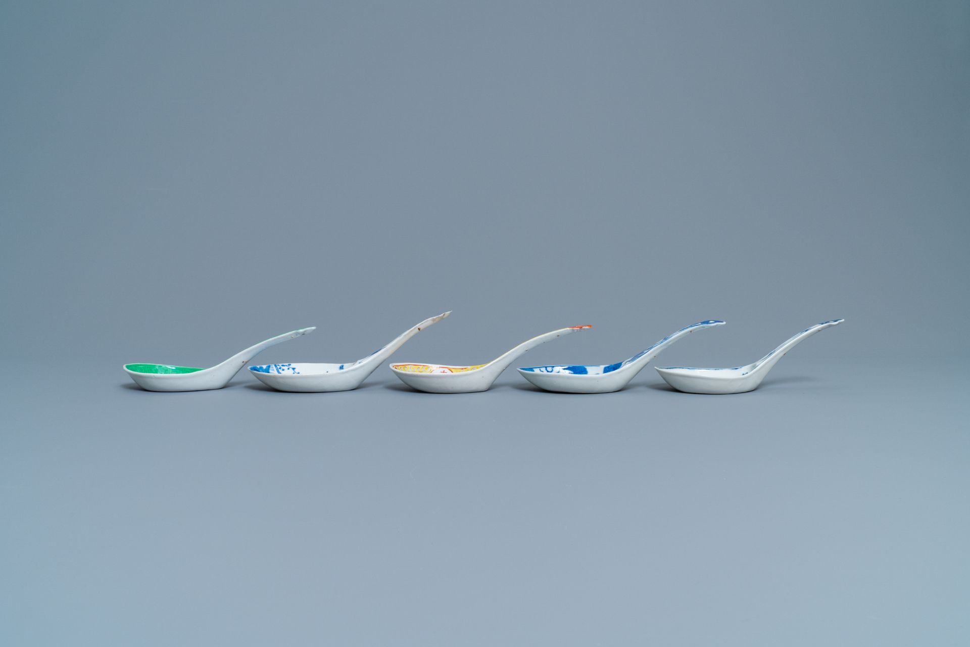 Five large Chinese blue, white, famille rose and monochrome green spoons, 19th/20th C. - Image 4 of 5