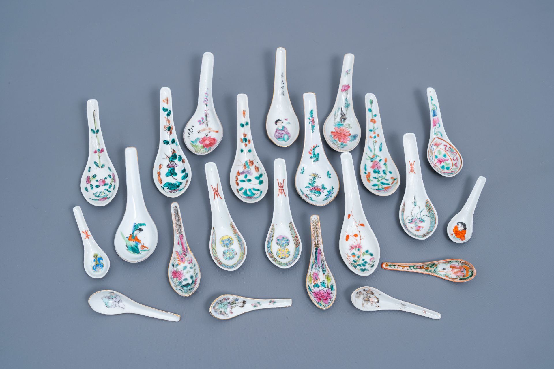 A varied collection of Chinese famille rose and qianjiang cai spoons, 20th C. - Image 3 of 6