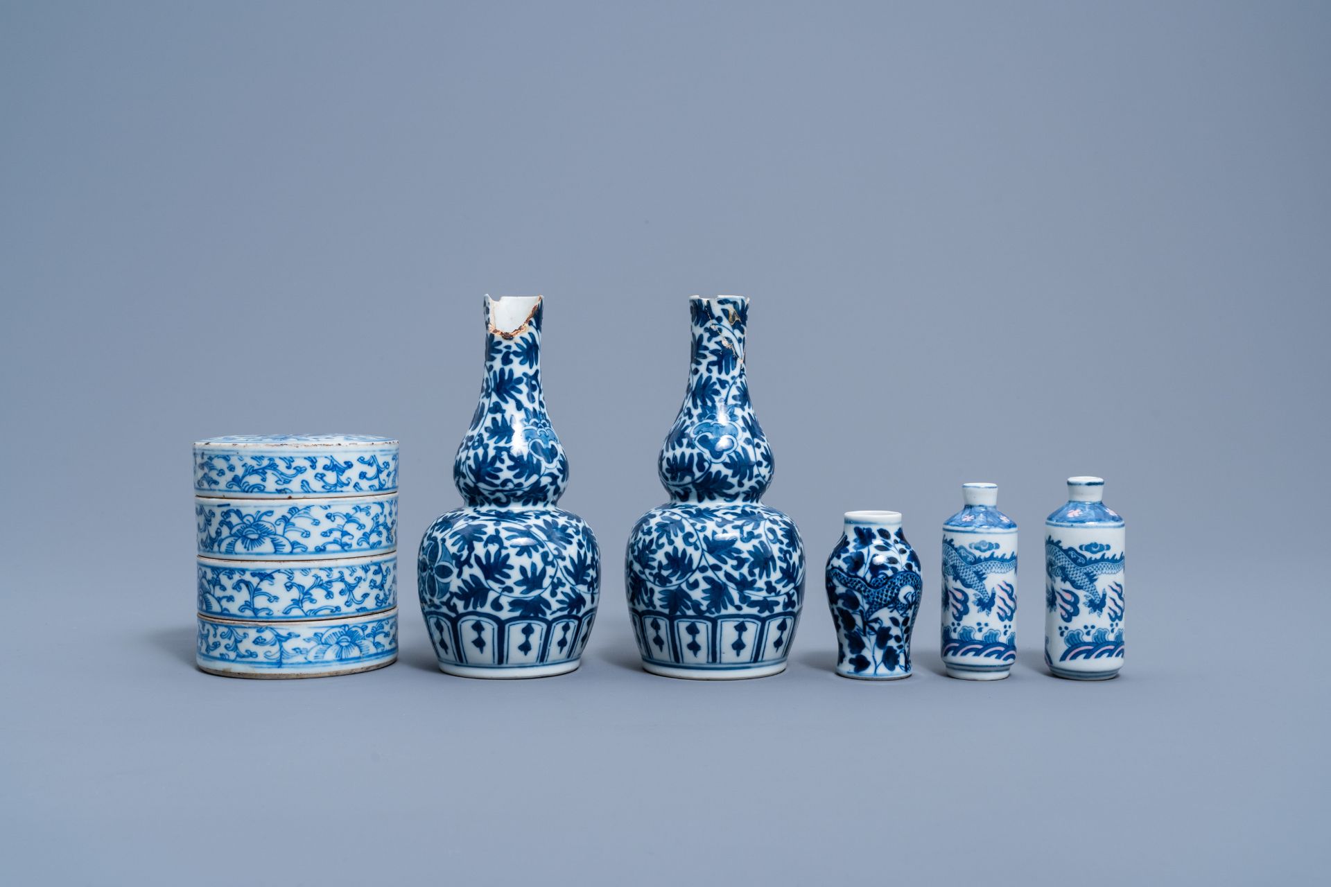 A varied collection of Chinese blue and white porcelain, 19th/20th C. - Image 10 of 15