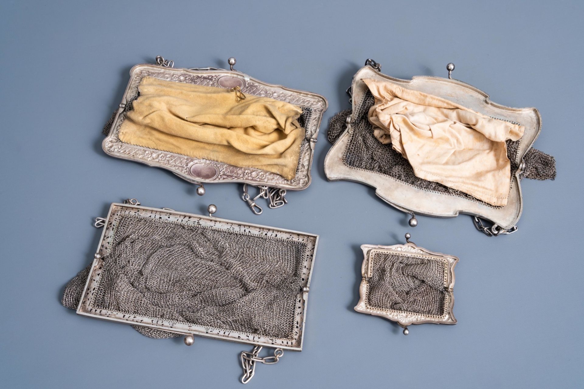 Four various French silver chainmail purses, 800/000, 19th/20th C. - Image 8 of 16