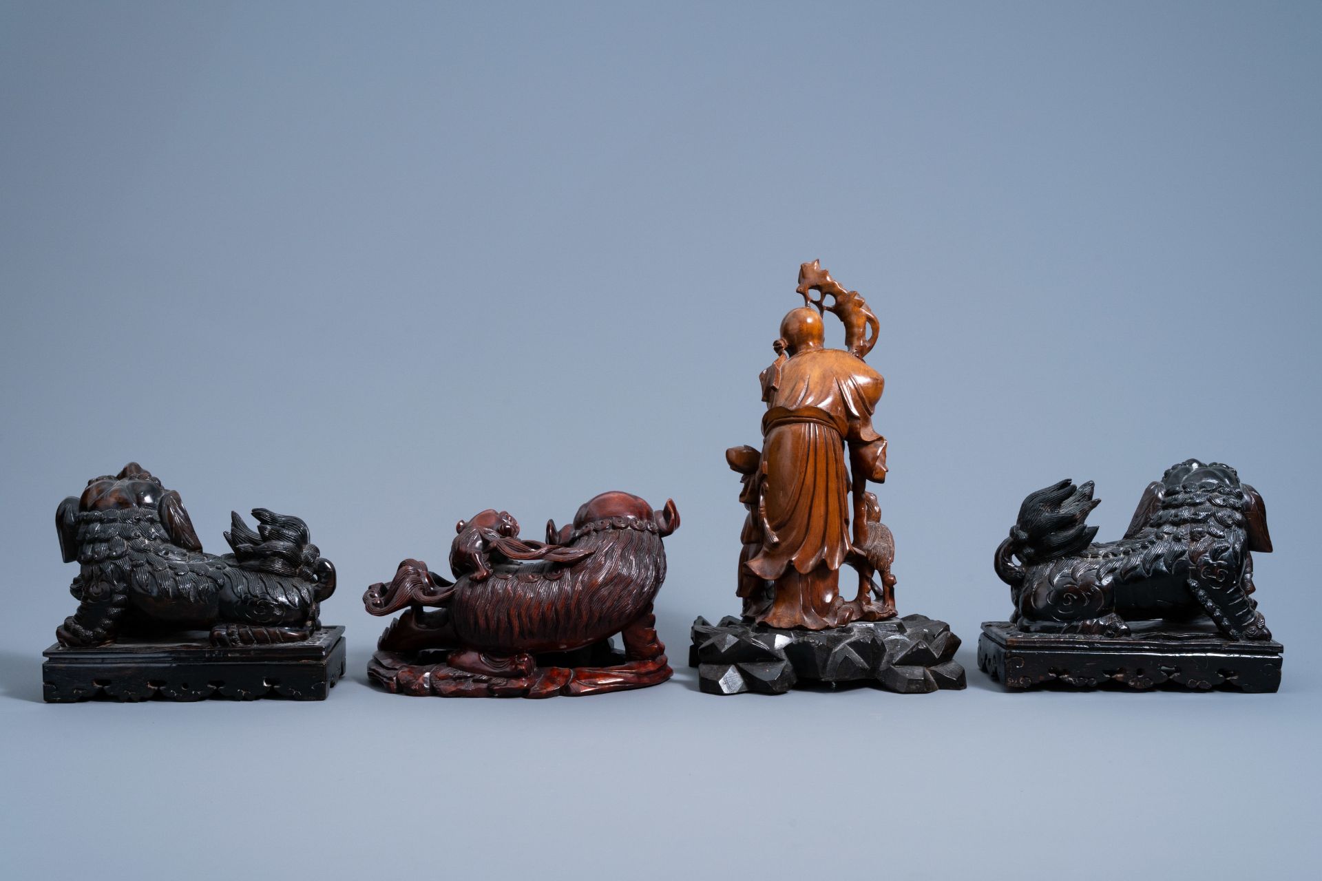 Four Chinese carved wood figures of Shou Lao and Buddhist lions, 19th/20th C. - Image 3 of 7