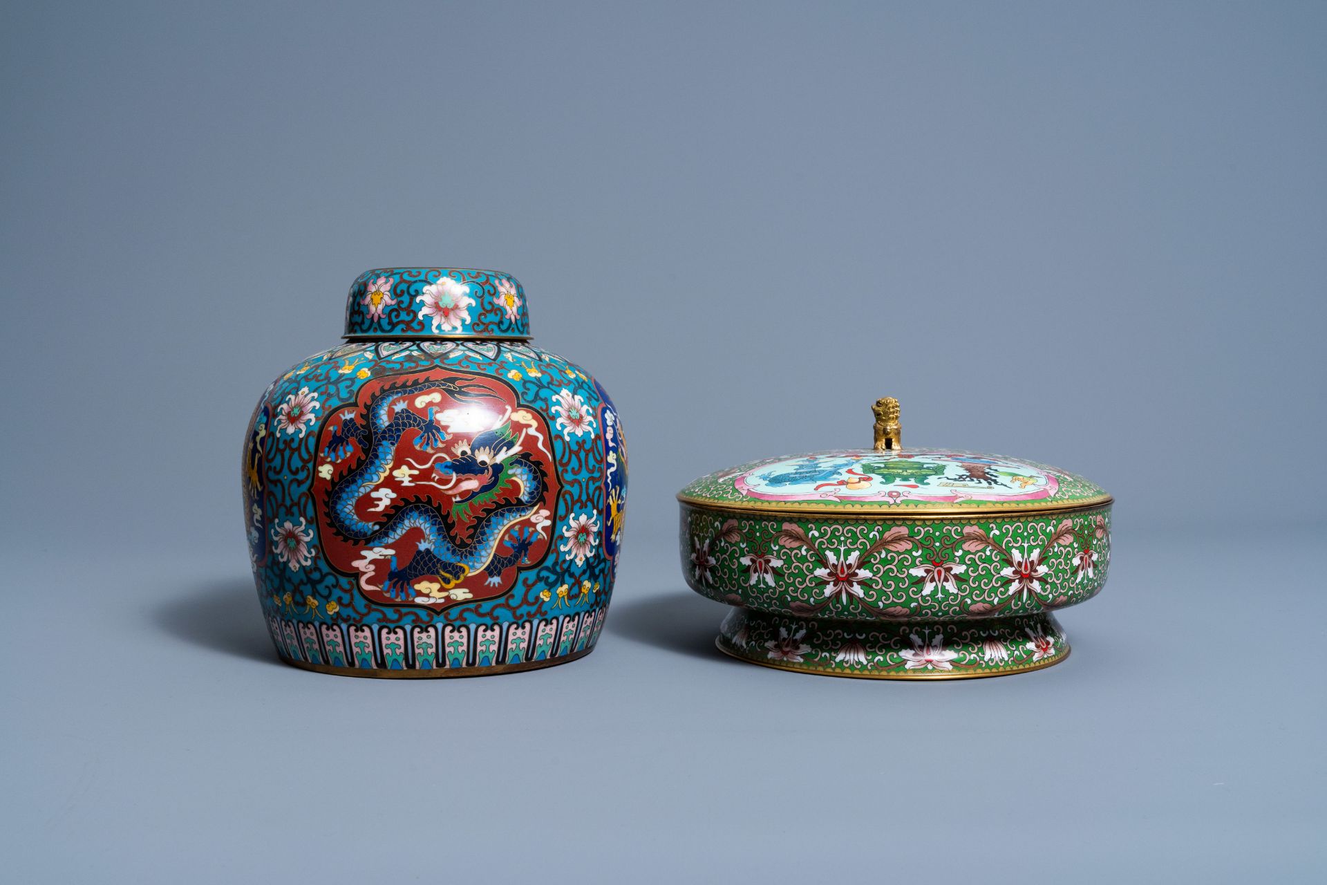 Two Chinese cloisonnŽ jars and covers and a 'flower vases' plate, 20th C. - Image 4 of 9