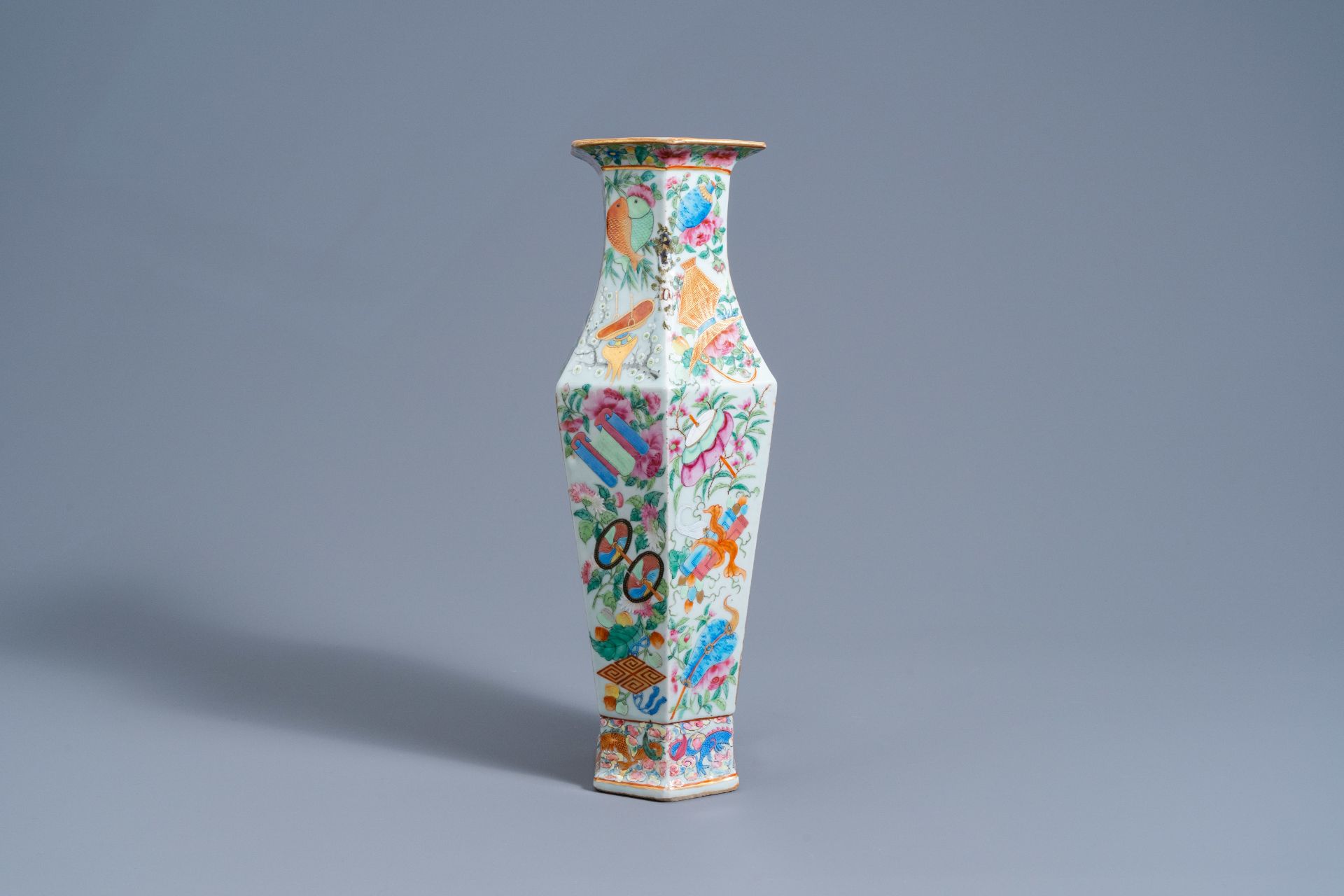A hexagonal Chinese Canton famille rose vase with palace scenes, 19th C. - Image 4 of 6