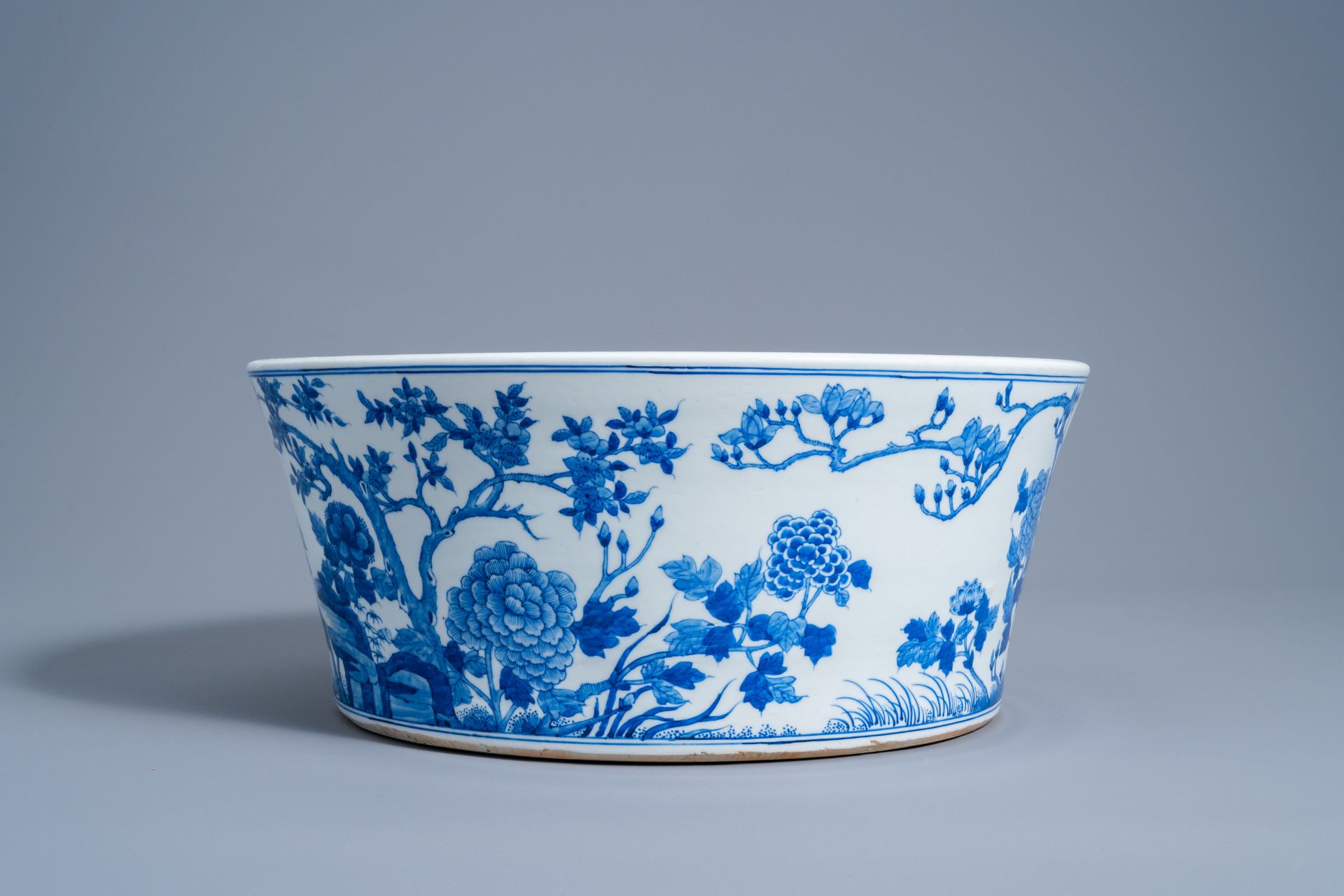 A large Chinese blue and white basin with pheasants in a landscape, 20th C - Image 4 of 8