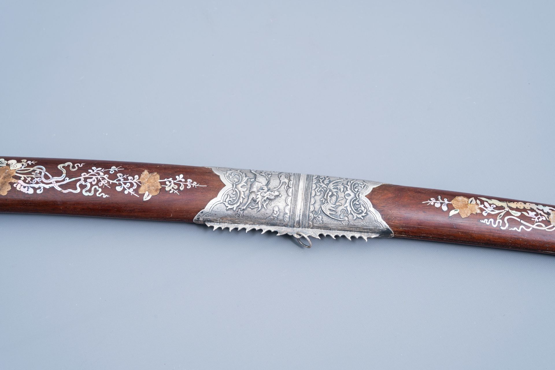 AÊ ceremonial Vietnamese 'guom' sword with silver and mother-of-pearl inlaid wooden scabbard with dr - Image 8 of 13