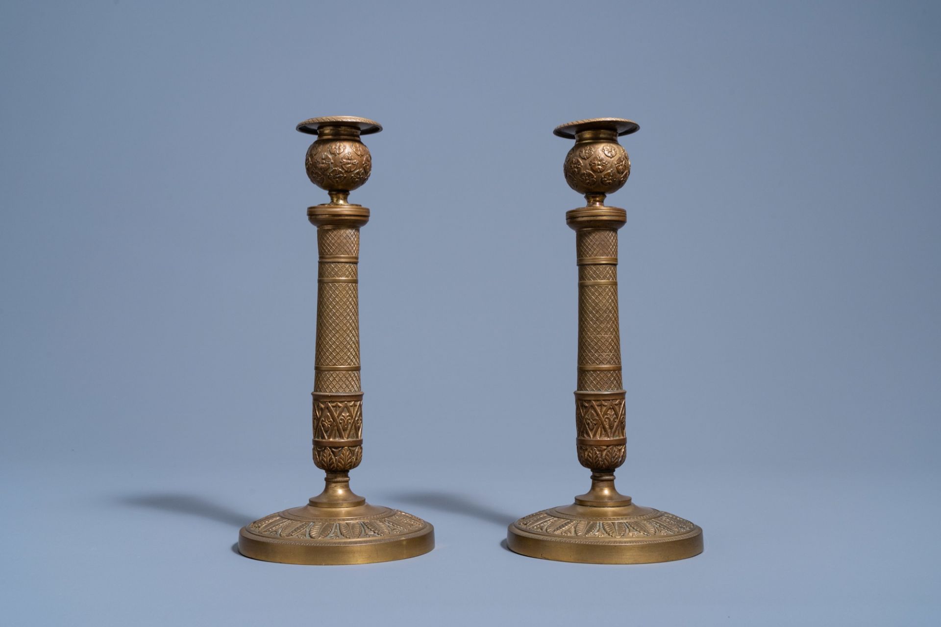 A pair of French bronze candlesticks with floral design, 19th C. - Bild 5 aus 7
