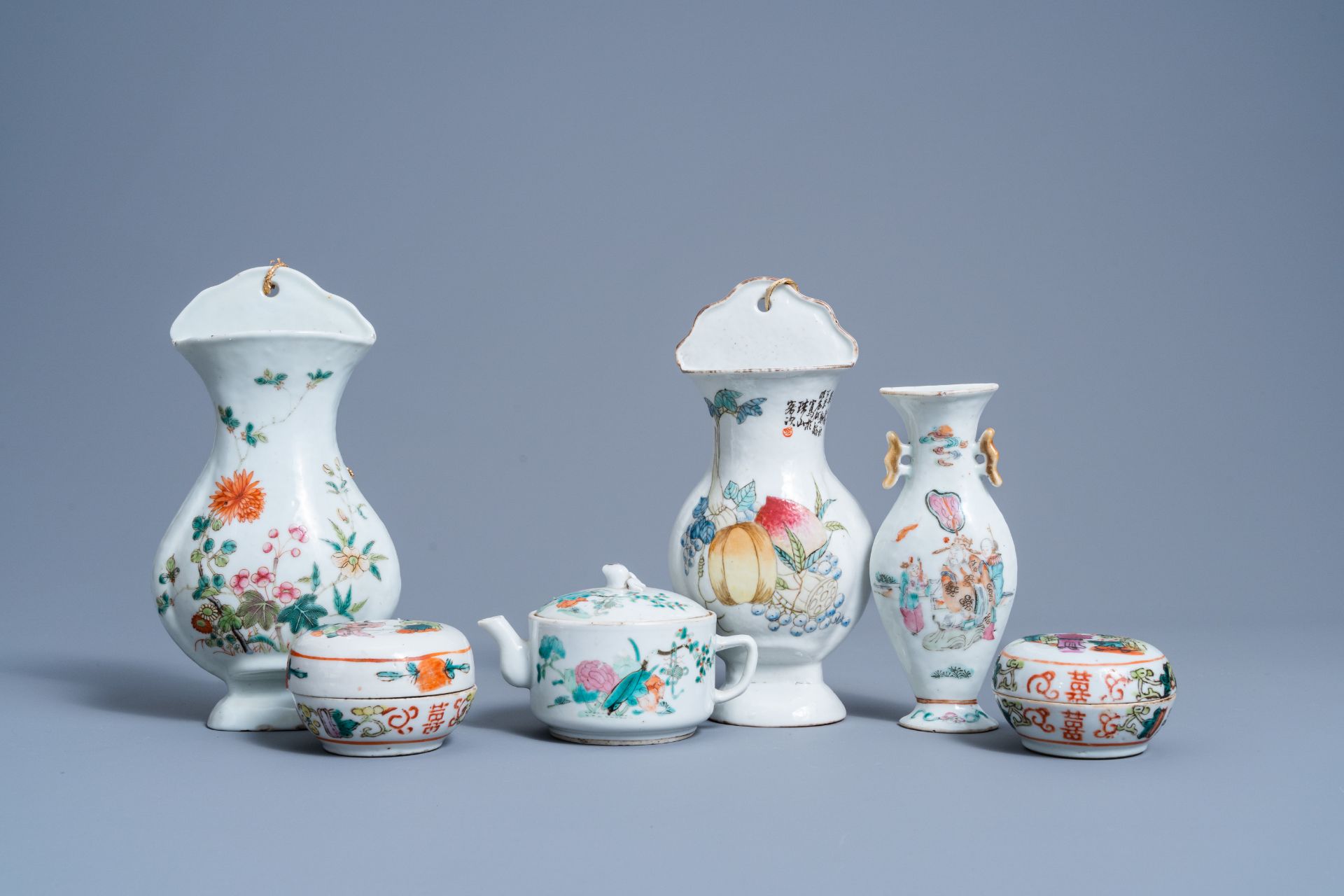 A varied collection of Chinese famille rose porcelain, 19th/20th C.