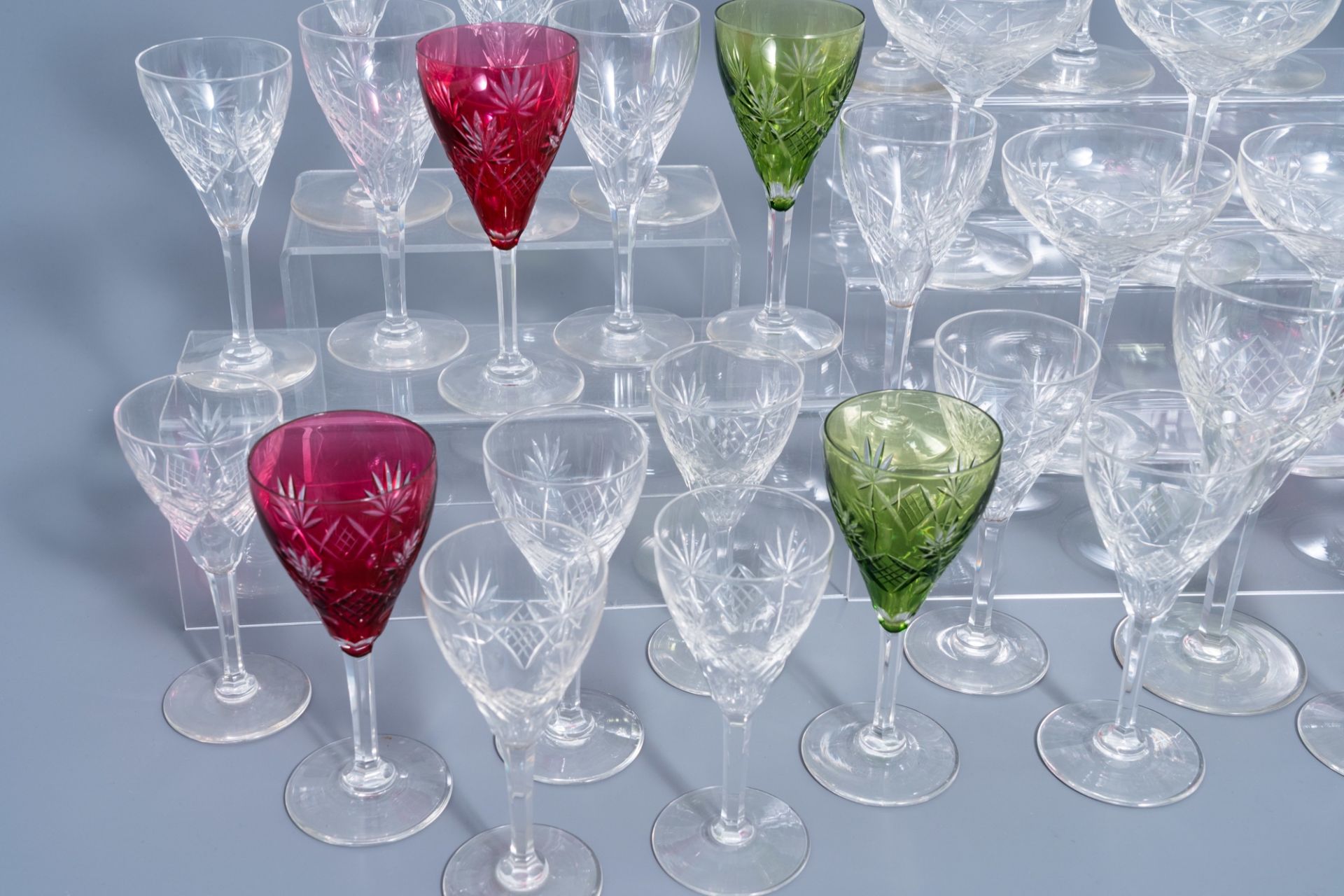 An extensive collection of clear and partly coloured overlay crystal cut glasses, 20th C. - Bild 5 aus 8