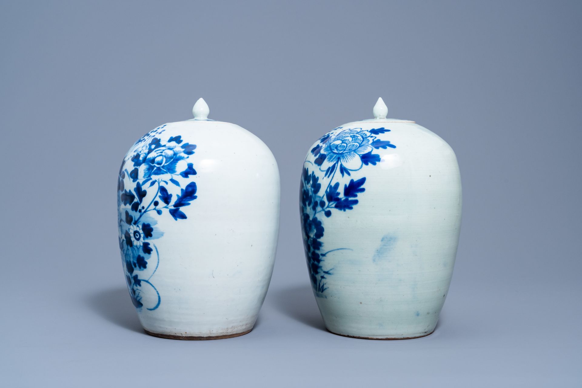 A varied collection of Chinese blue, white and famille rose porcelain, 19th/20th C. - Image 7 of 11