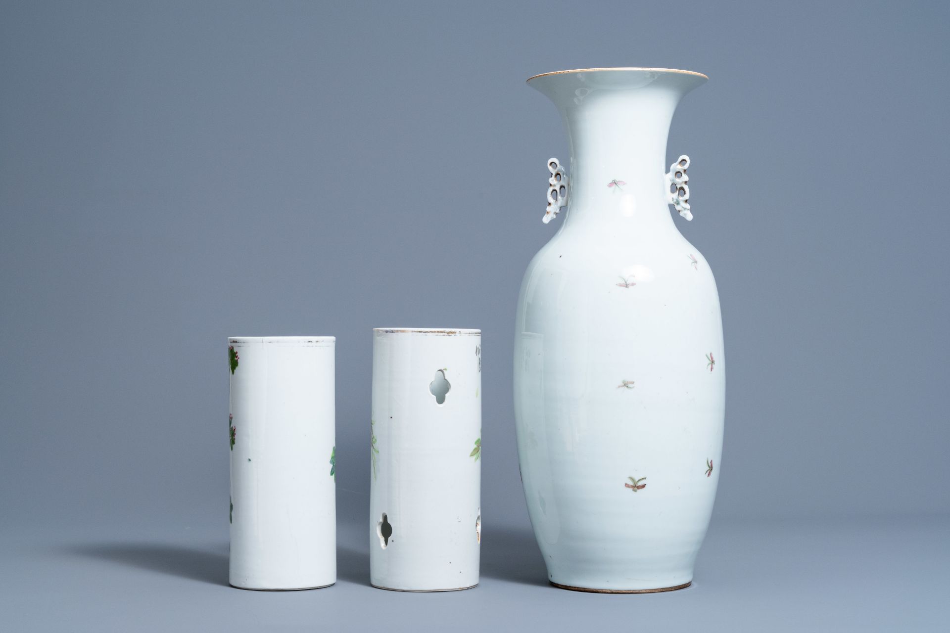 Two Chinese qianjiang cai hat stands and a vase with birds among blossoming branches, 19th/20th C. - Image 4 of 7