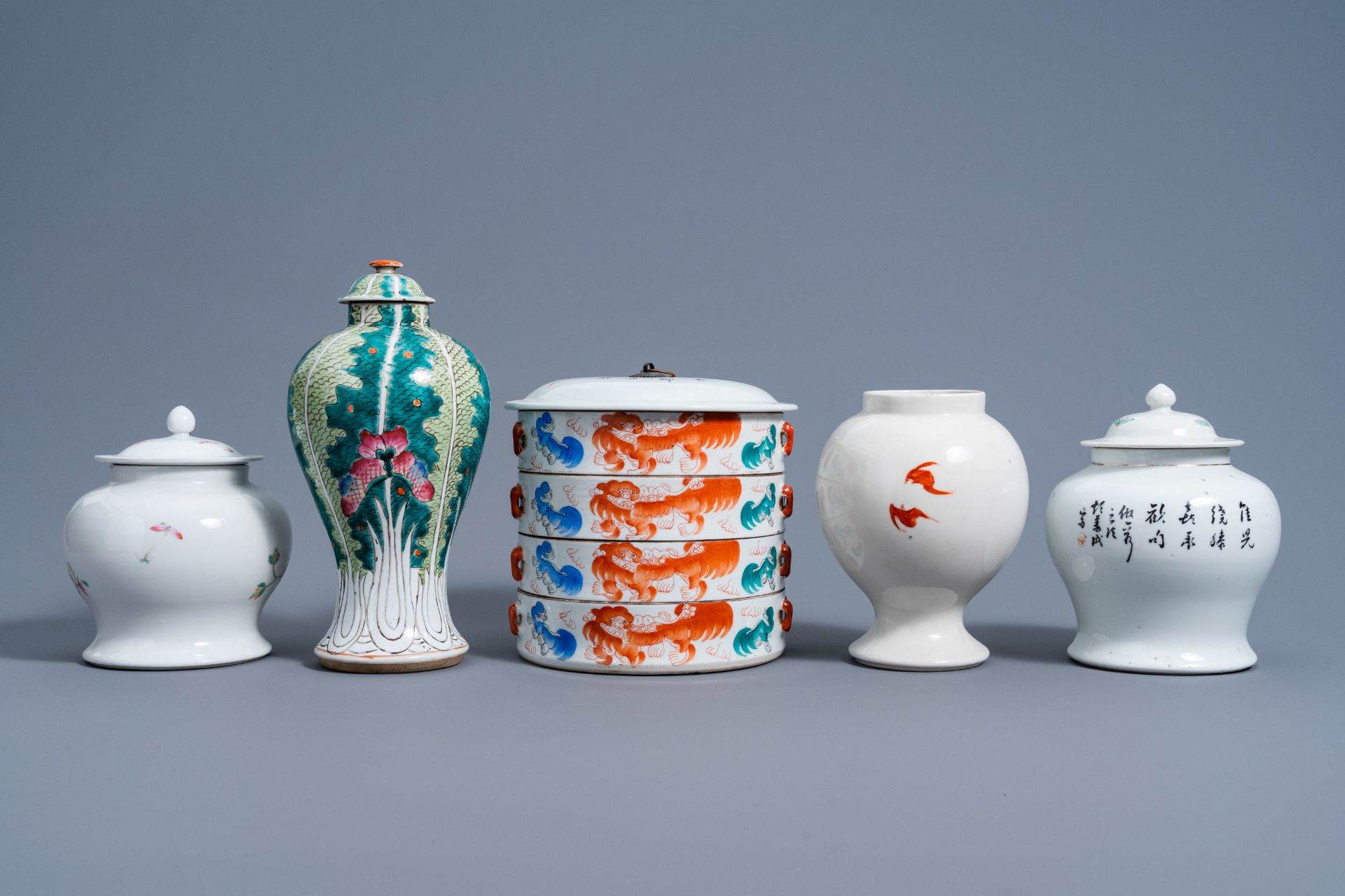 A varied collection of Chinese famille rose, famille verte and iron red porcelain, 19th/20th C. - Image 12 of 17