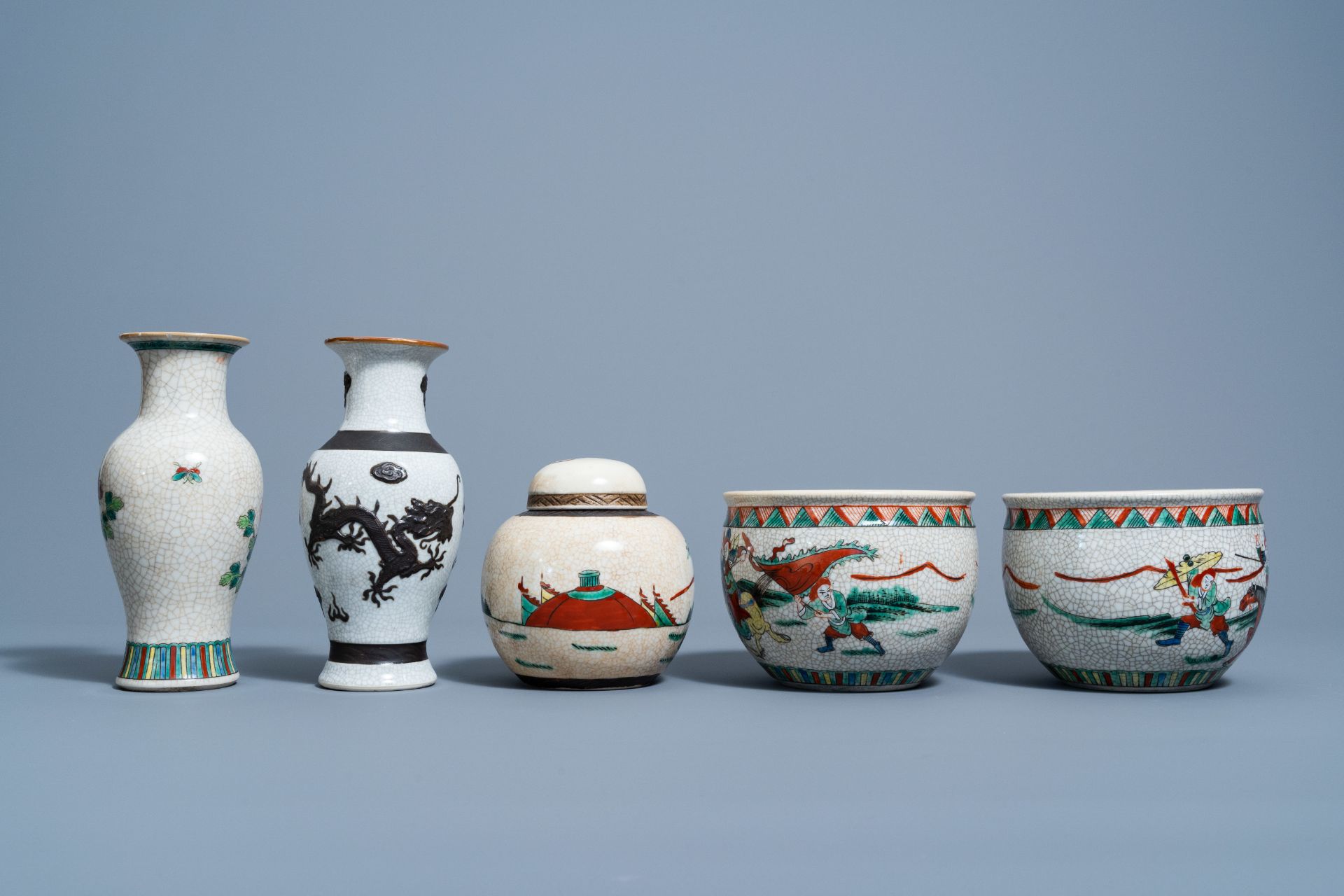 A varied collection of Chinese Nanking crackle glazed famille verte porcelain and a 'dragons' vase, - Bild 4 aus 7