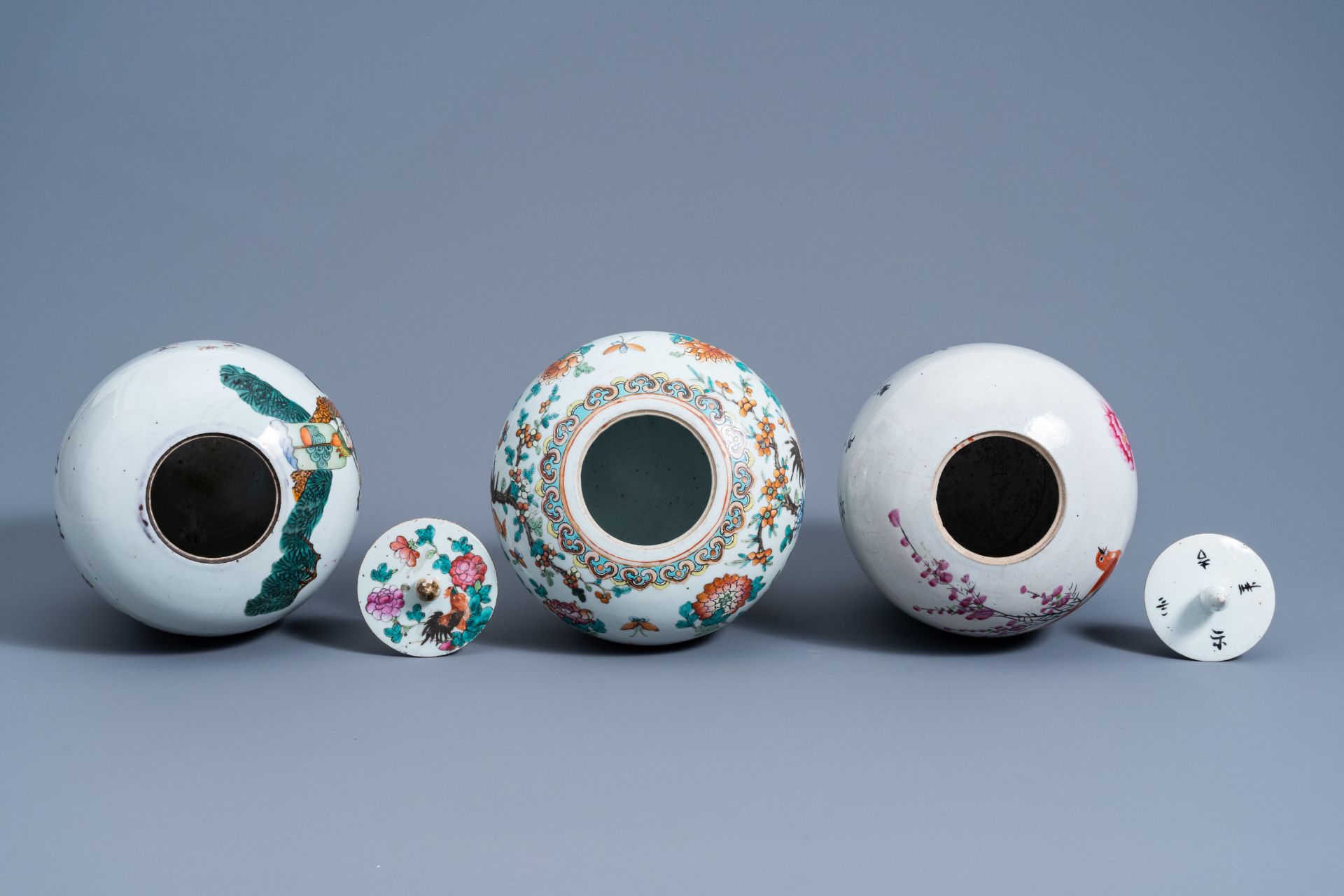 Three various Chinese famille rose and qianjiang cai jars and covers, 19th/20th C. - Image 7 of 8