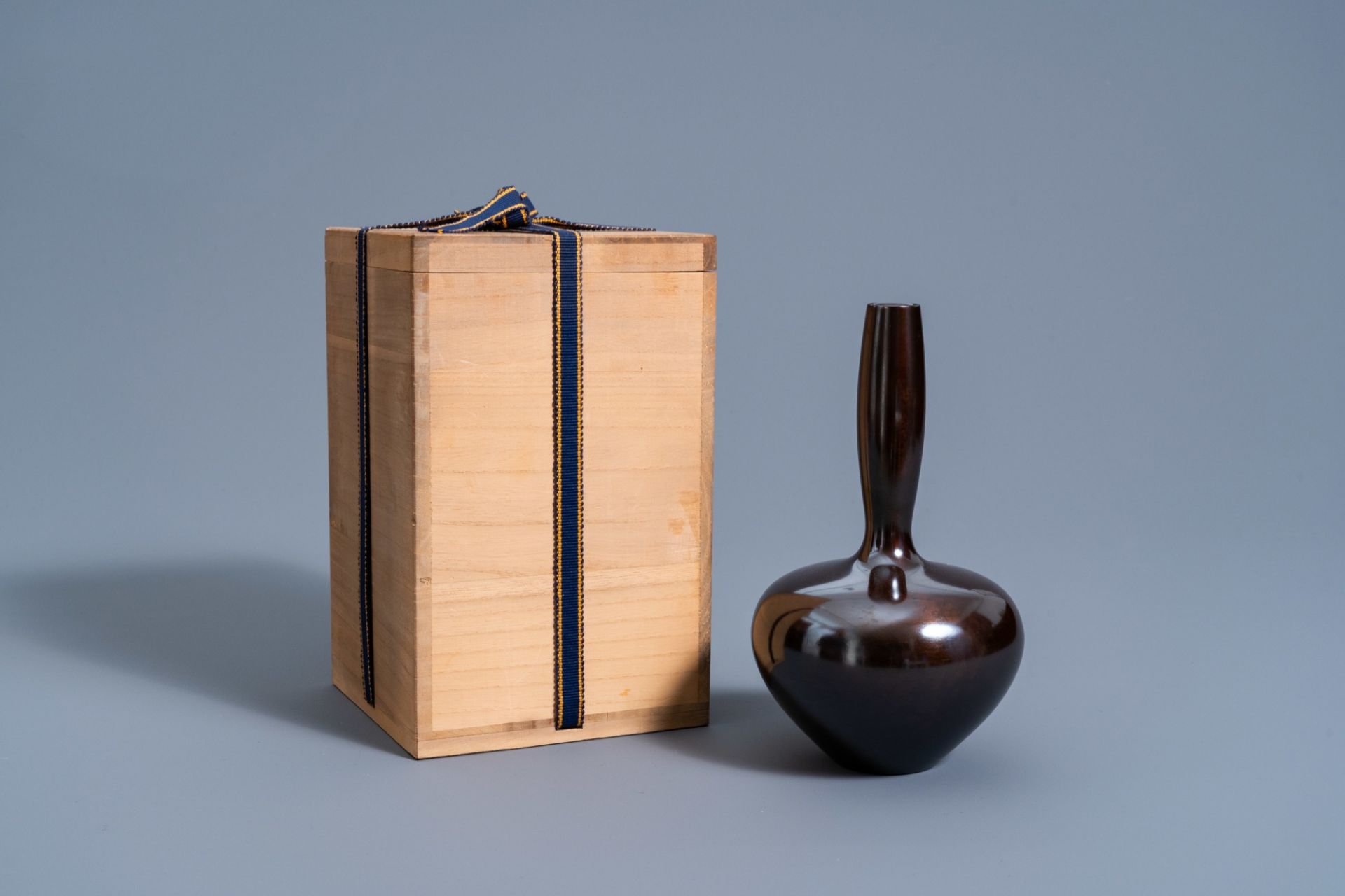 A stylized Japanese bronze vase with matching tomobako, Tsuda Eiju (1915-2001), 20th C.