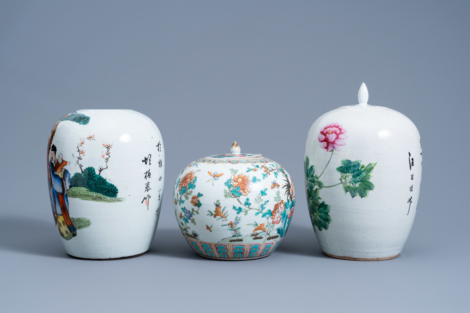 Three various Chinese famille rose and qianjiang cai jars and covers, 19th/20th C. - Image 4 of 8