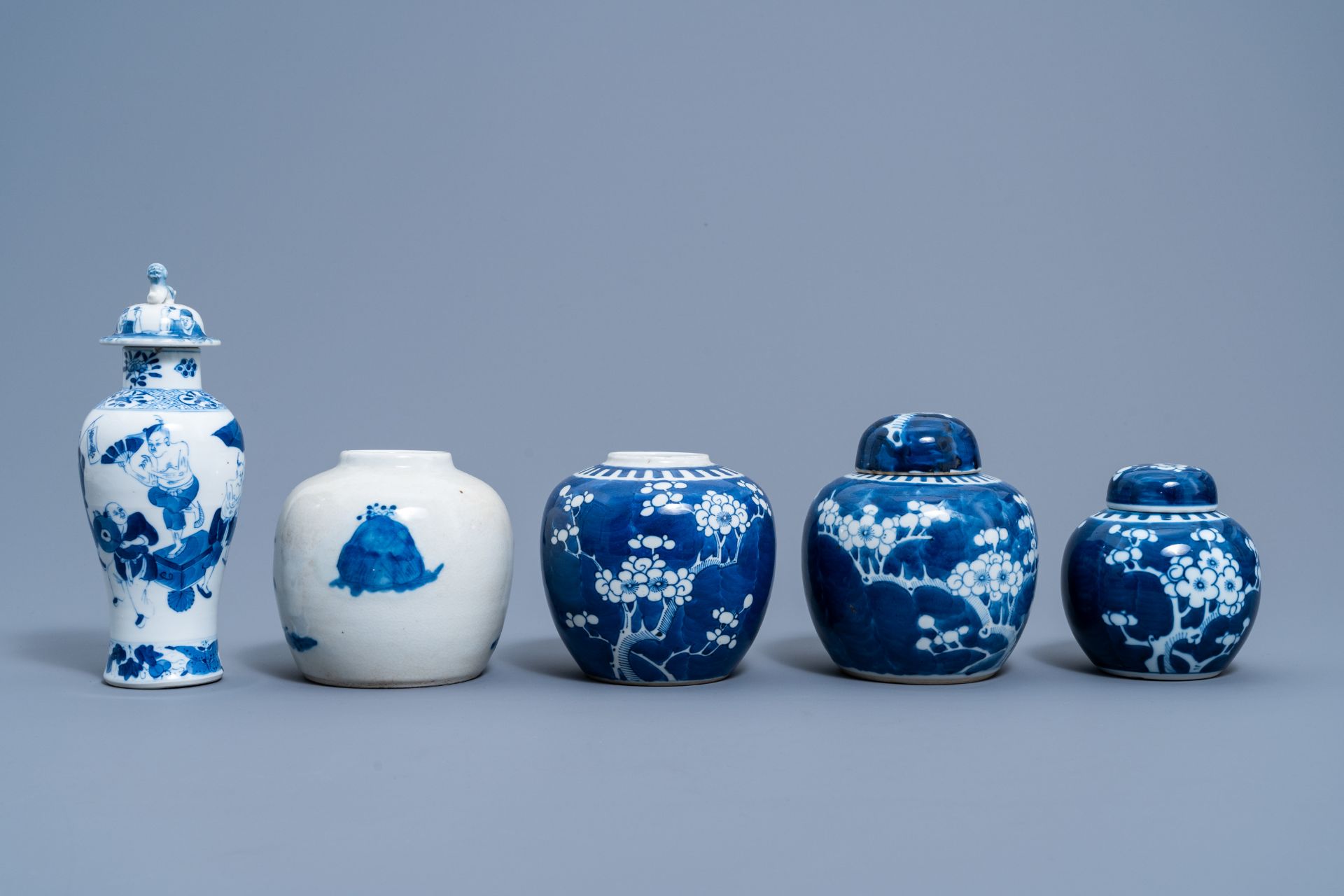 A varied collection of Chinese blue and white porcelain, 19th/20th C. - Image 4 of 15