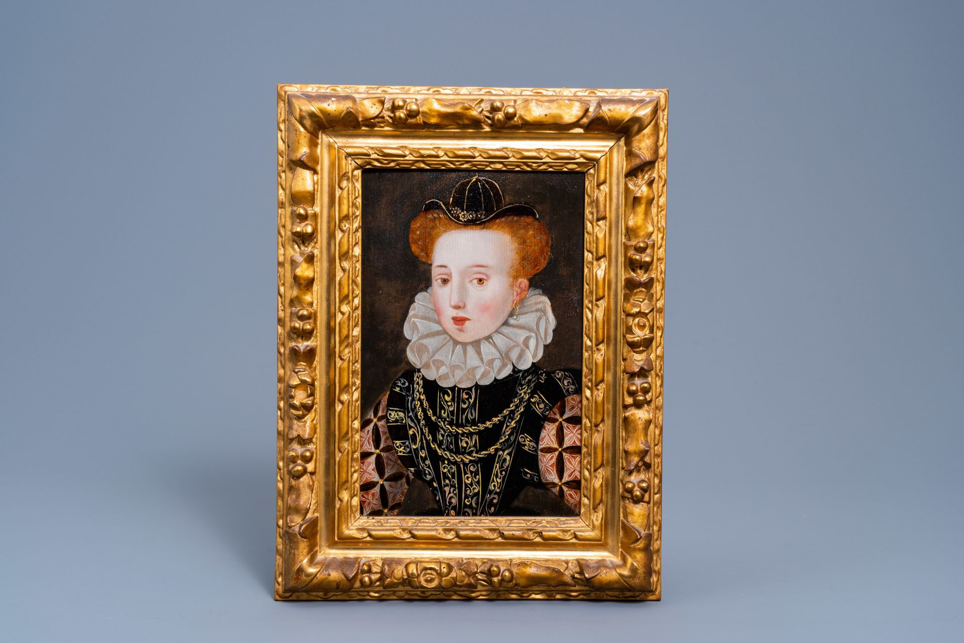 French school: Portrait of a marchioness, oil on panel, last quarter of the 16th C. - Image 2 of 5