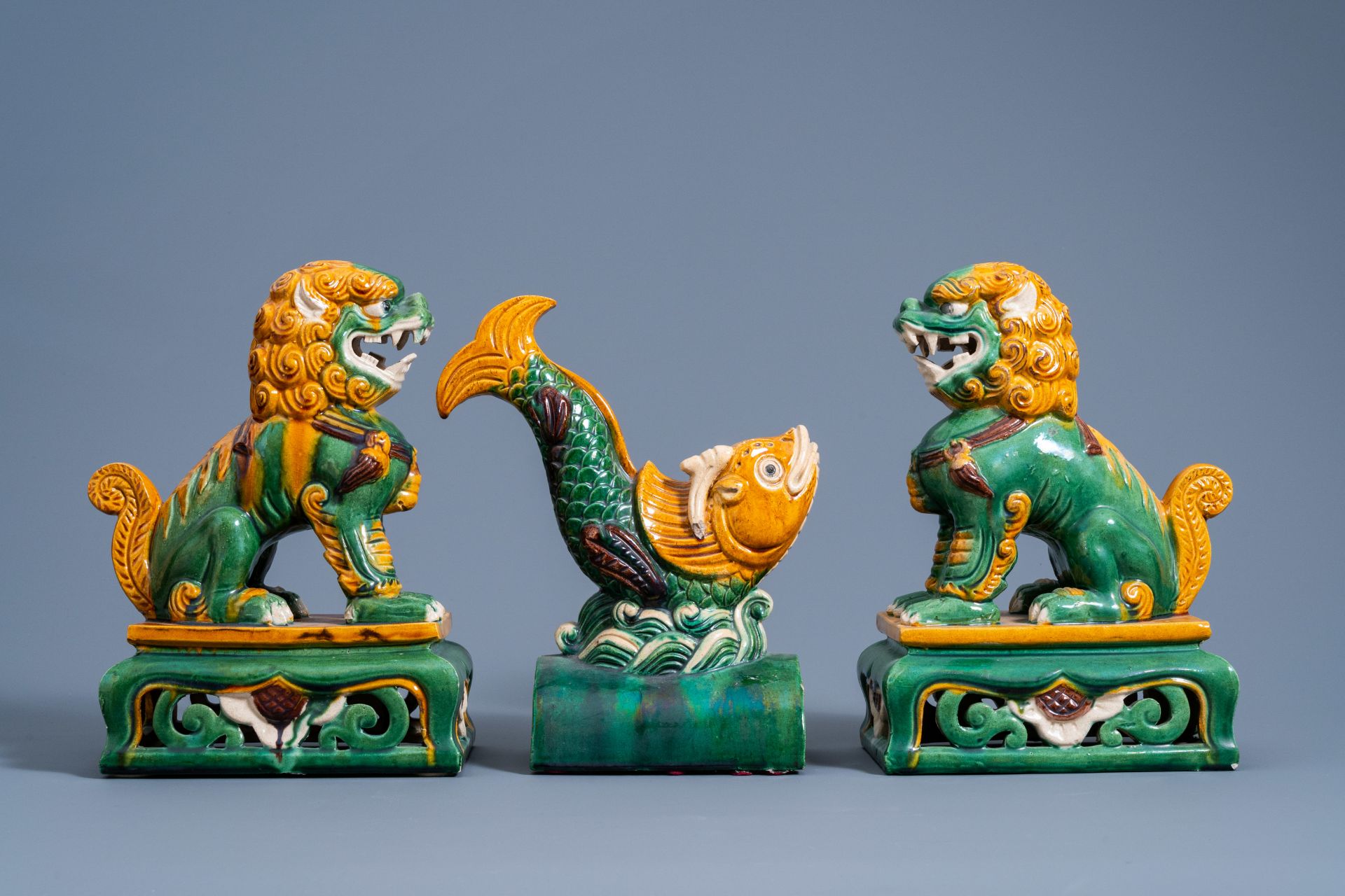 A Chinese sancai fish-form roof tile and two temple lions, 20th C. - Image 4 of 9