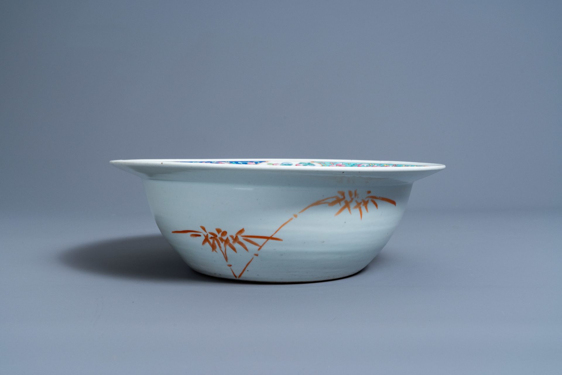 A Chinese famille rose 'antiquities' bowl, 19th C. - Bild 6 aus 7
