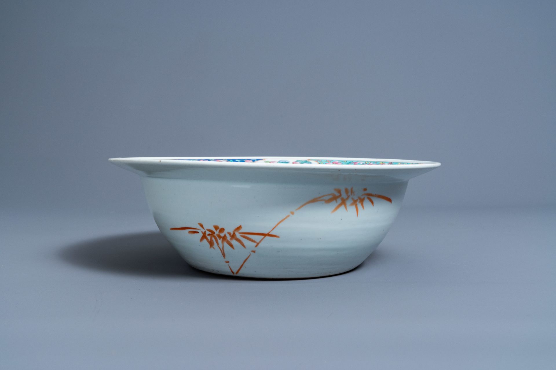 A Chinese famille rose 'antiquities' bowl, 19th C. - Image 6 of 7