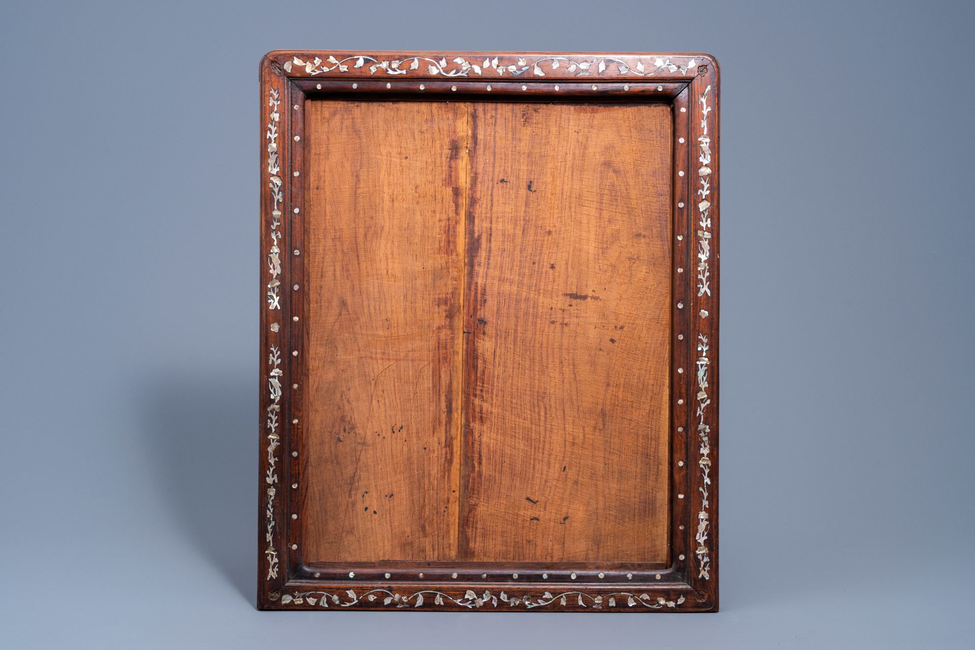 A Chinese mother-of-pearl-inlaid wood table screen, 19th C. - Image 5 of 8