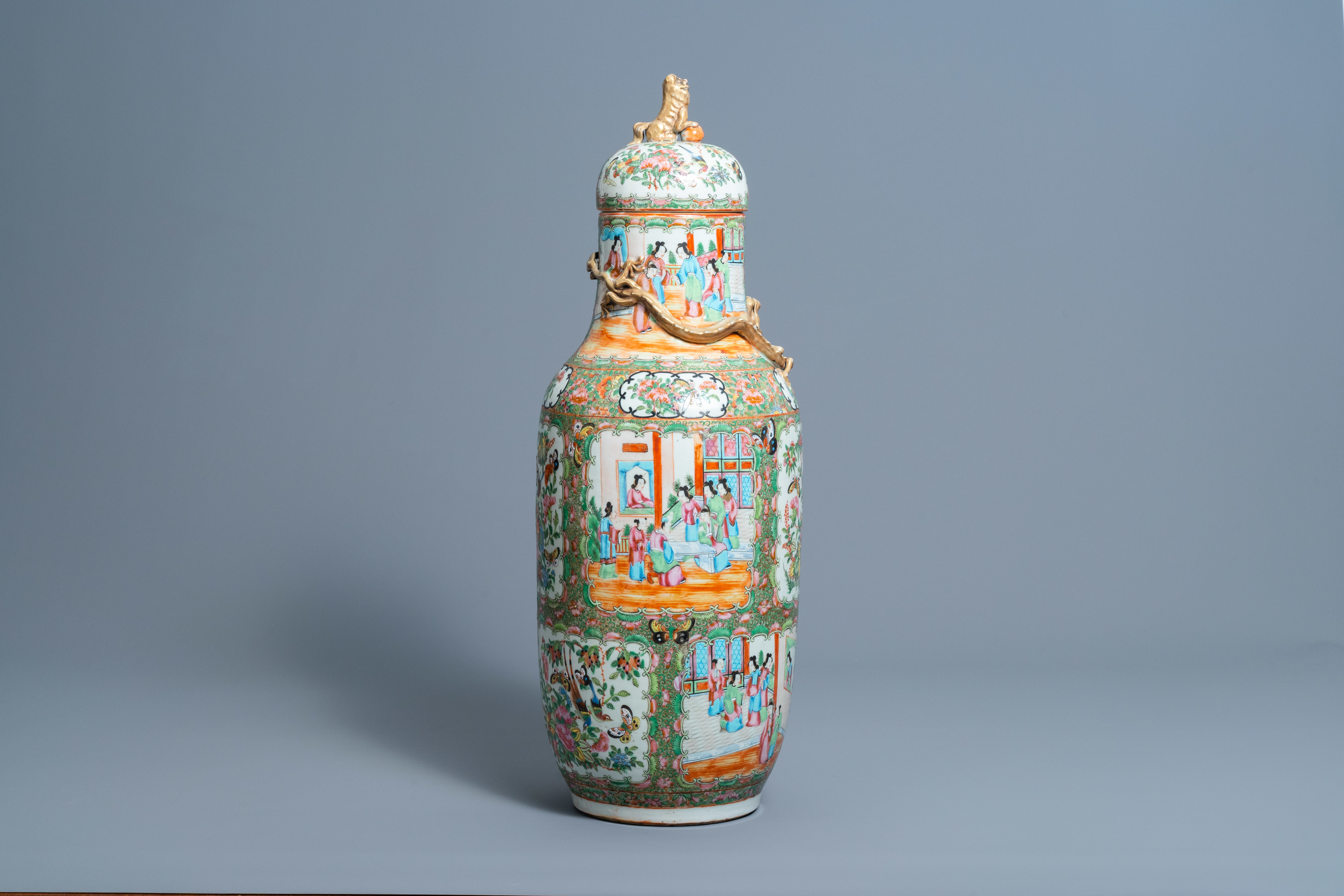 A Chinese Canton famille rose vase and cover with dragon relief design, 19th C. - Image 3 of 6