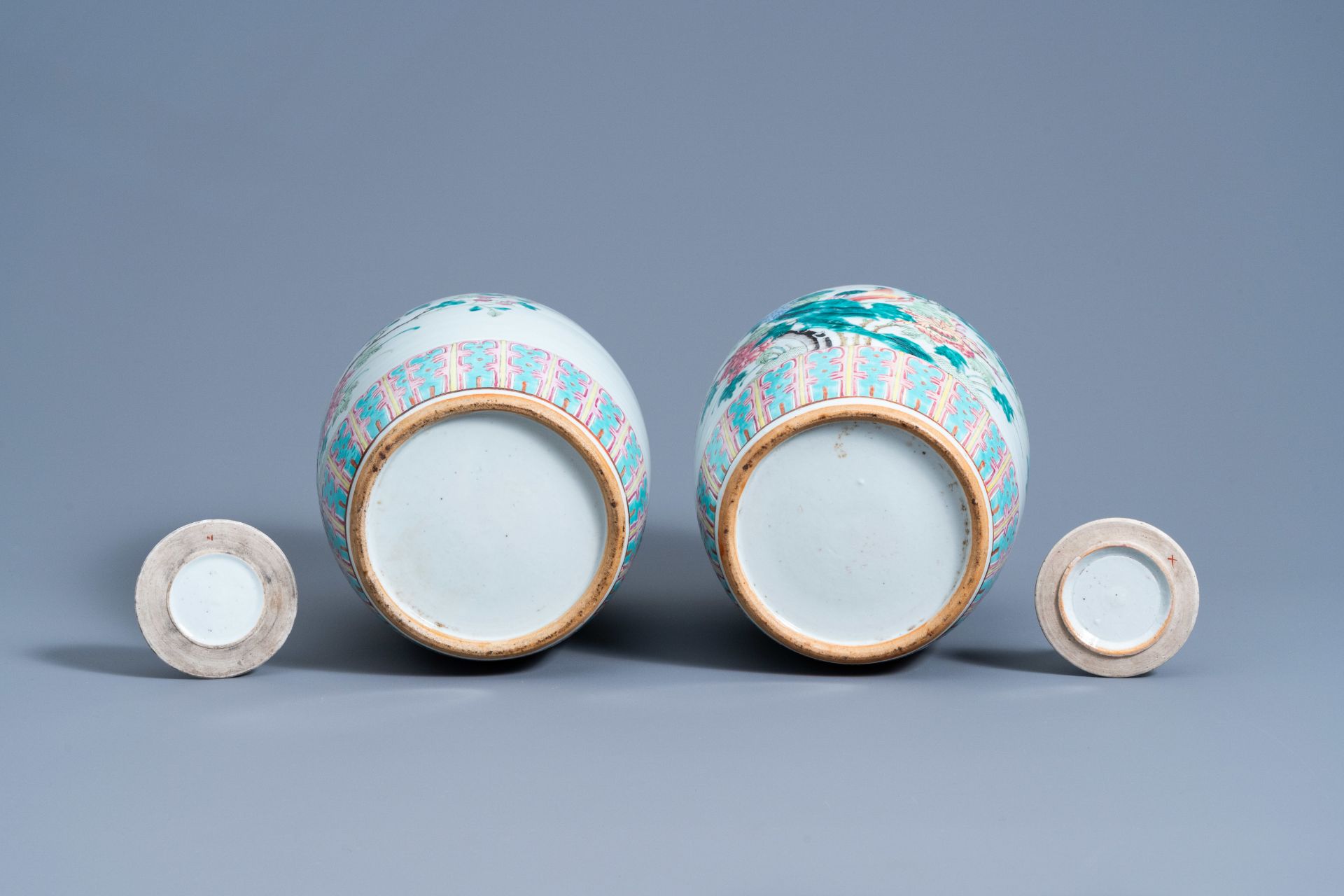 A pair of Chinese famille rose jars and covers with birds among blossoming branches, 19th C. - Image 8 of 10