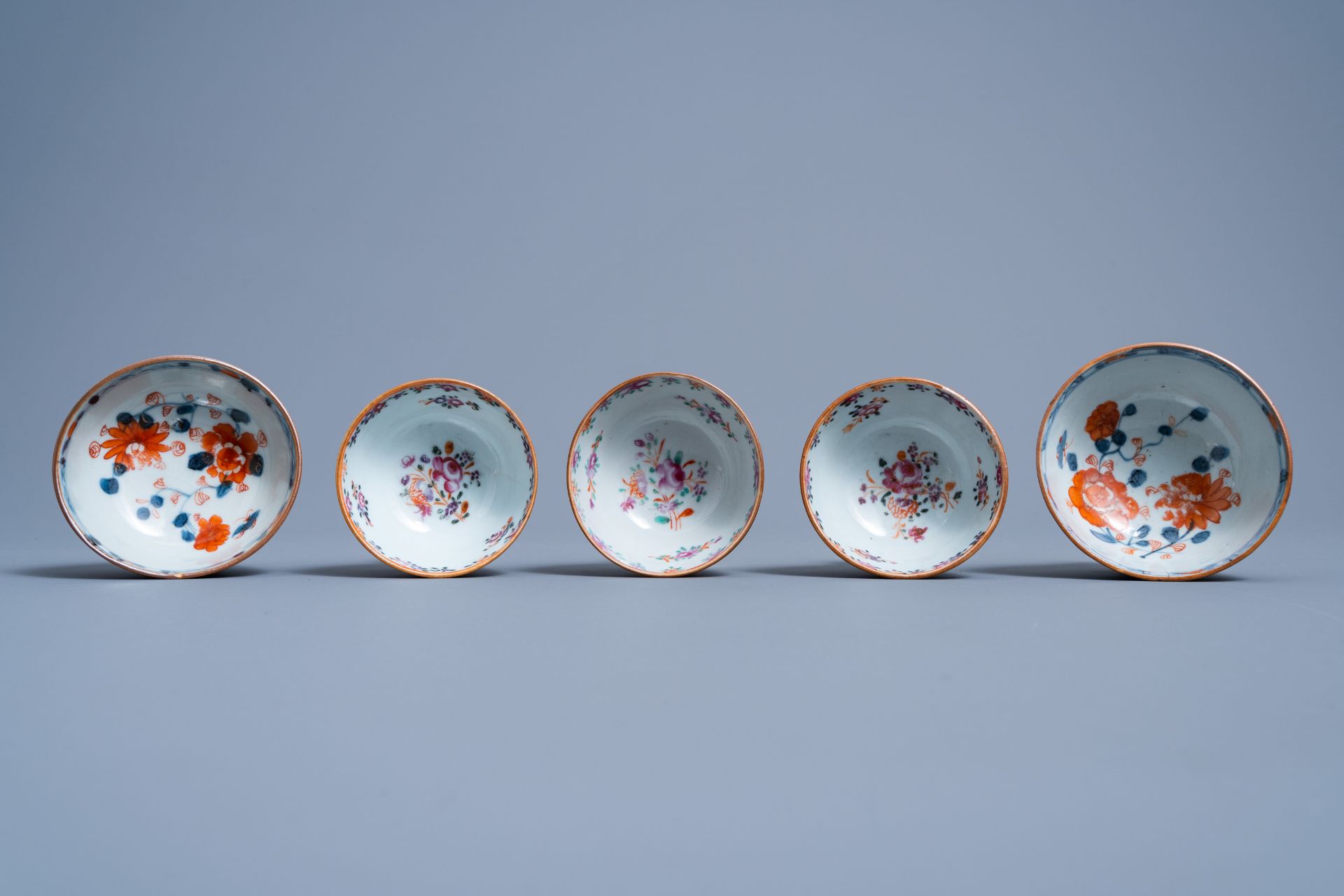 A varied collection of Chinese famille rose and Imari style porcelain, 18th/19th C. - Image 12 of 13