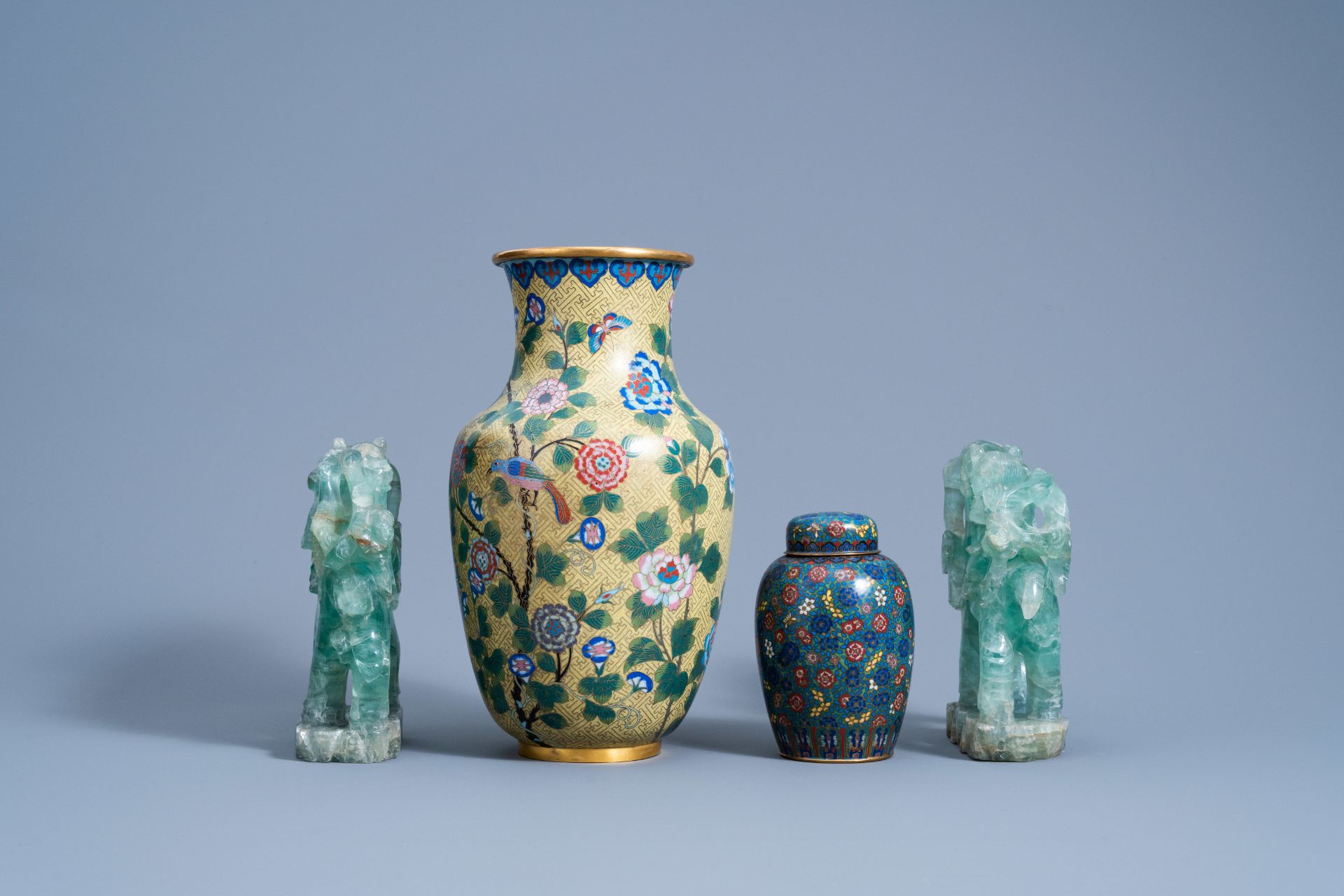 Two Chinese cloisonnŽ vases and a pair of green quartz figures, 19th/20th C. - Image 5 of 9