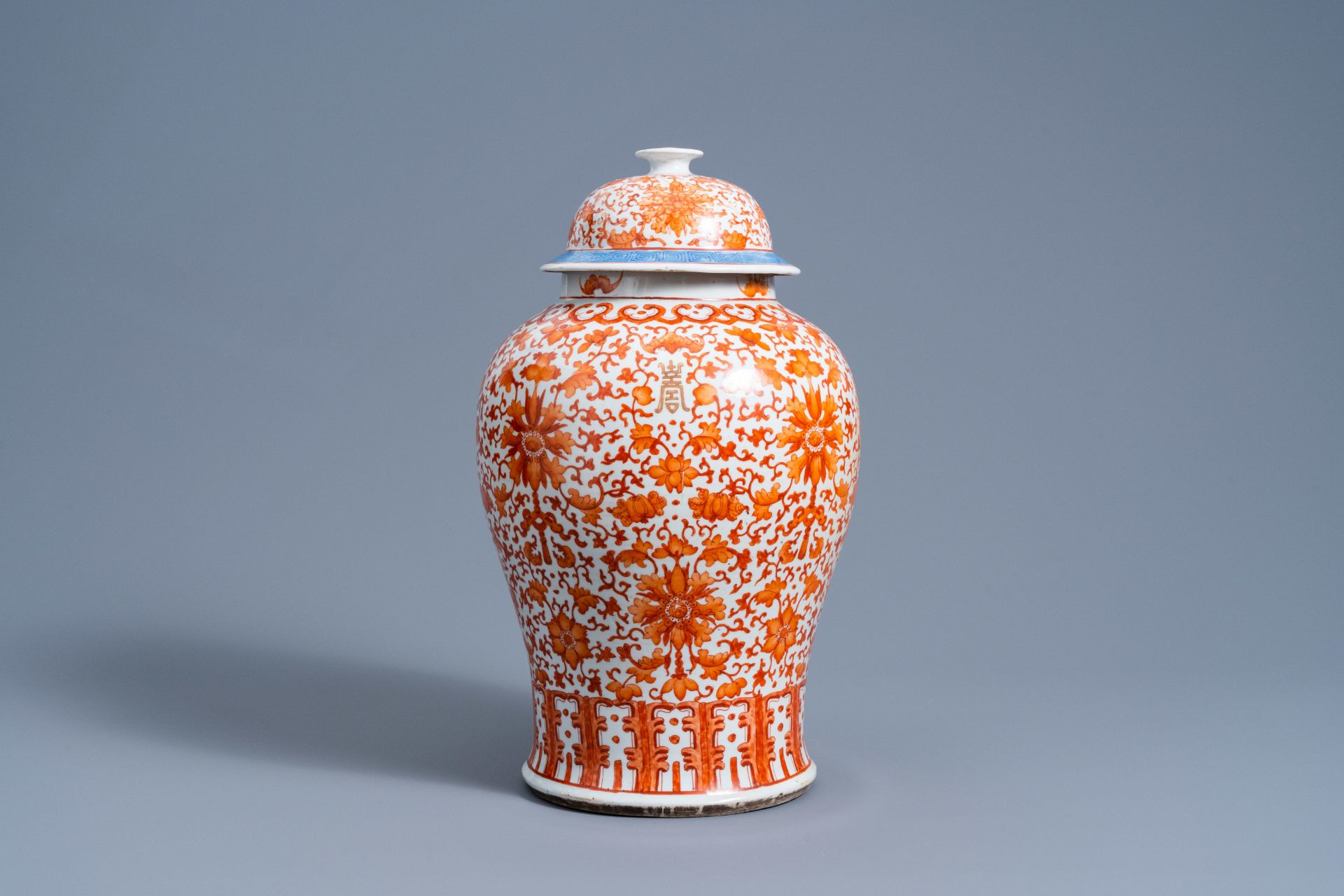 A Chinese iron-red 'lotus scrolls' vase and cover, 19th C. - Image 2 of 6