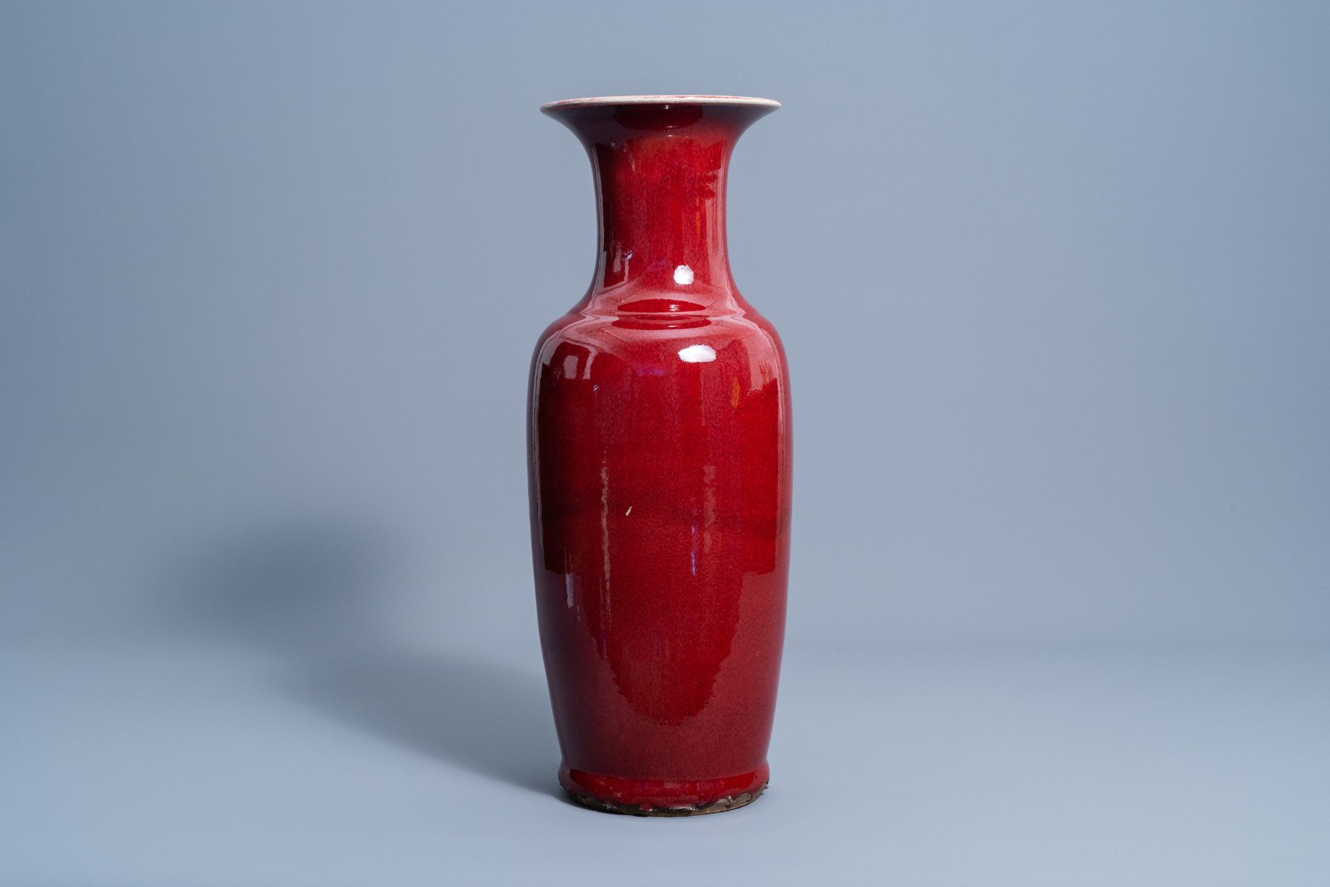 A Chinese monochrome sang de boeuf glazed vase, 19th/20th C. - Image 3 of 6