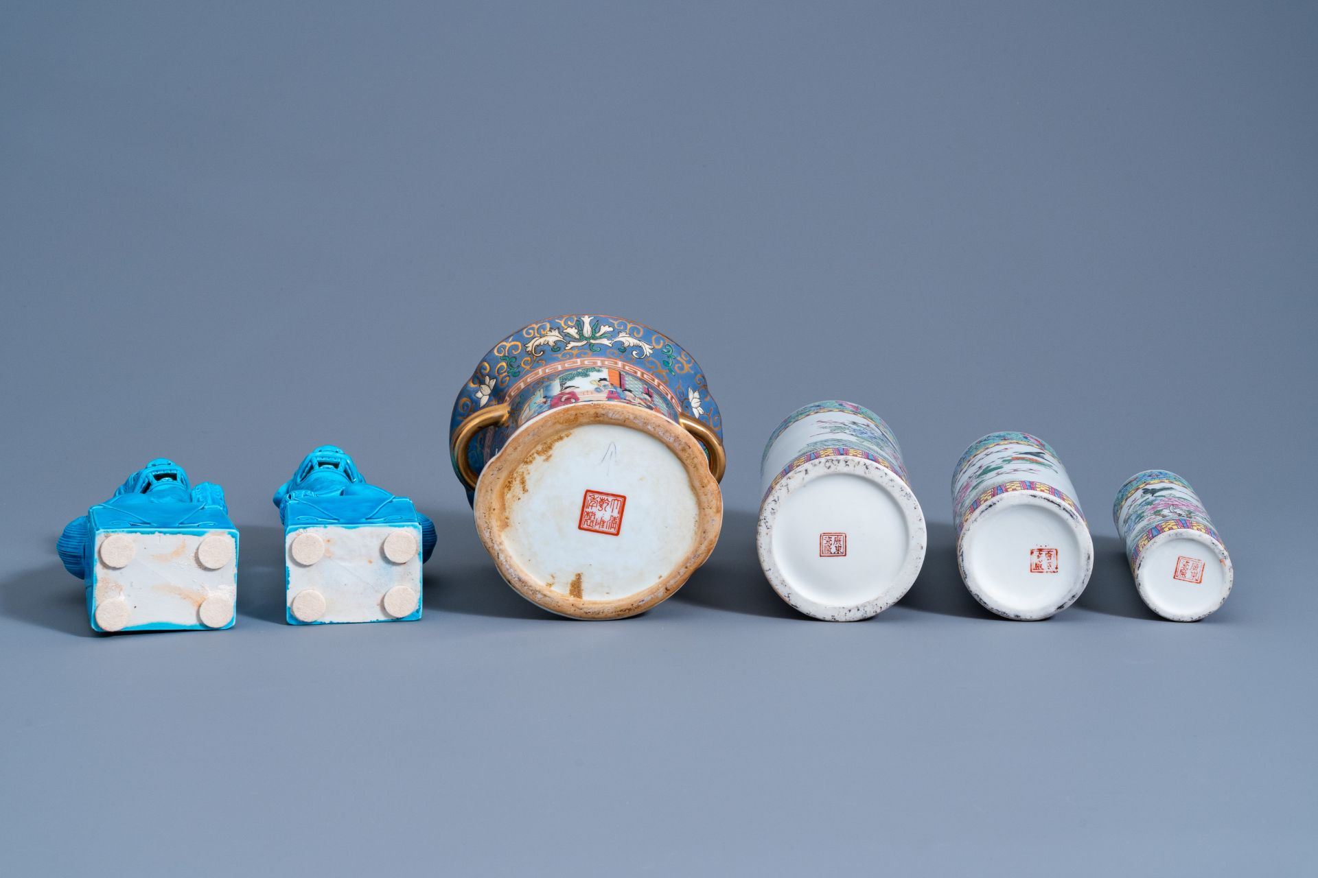 A varied collection of Chinese famille rose and turquoise glazed porcelain, 20th C. - Image 7 of 14