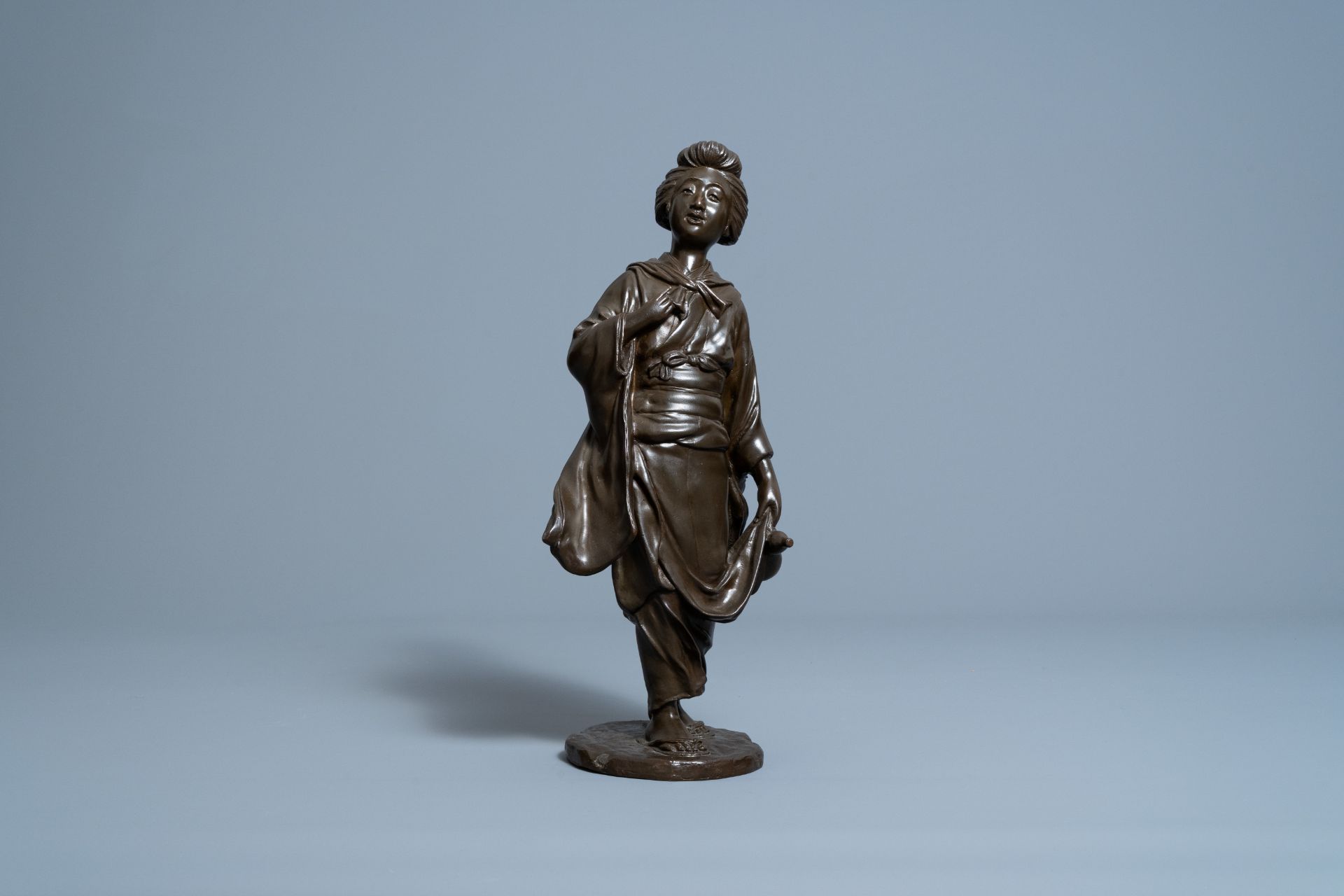 A Japanese bronze okimono of a lady with a gourd, signed Seiya, Meiji, 19th C. - Image 4 of 10