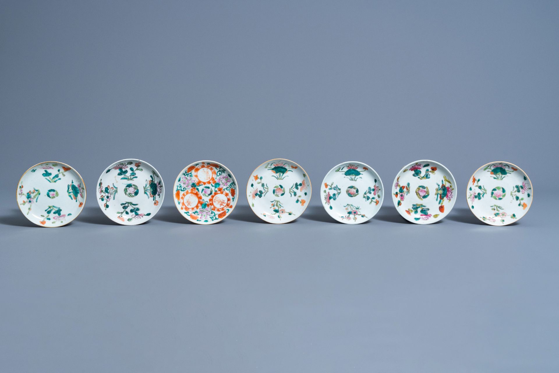 A varied collection of Chinese famille rose and iron red porcelain, 19th/20th C. - Bild 6 aus 15