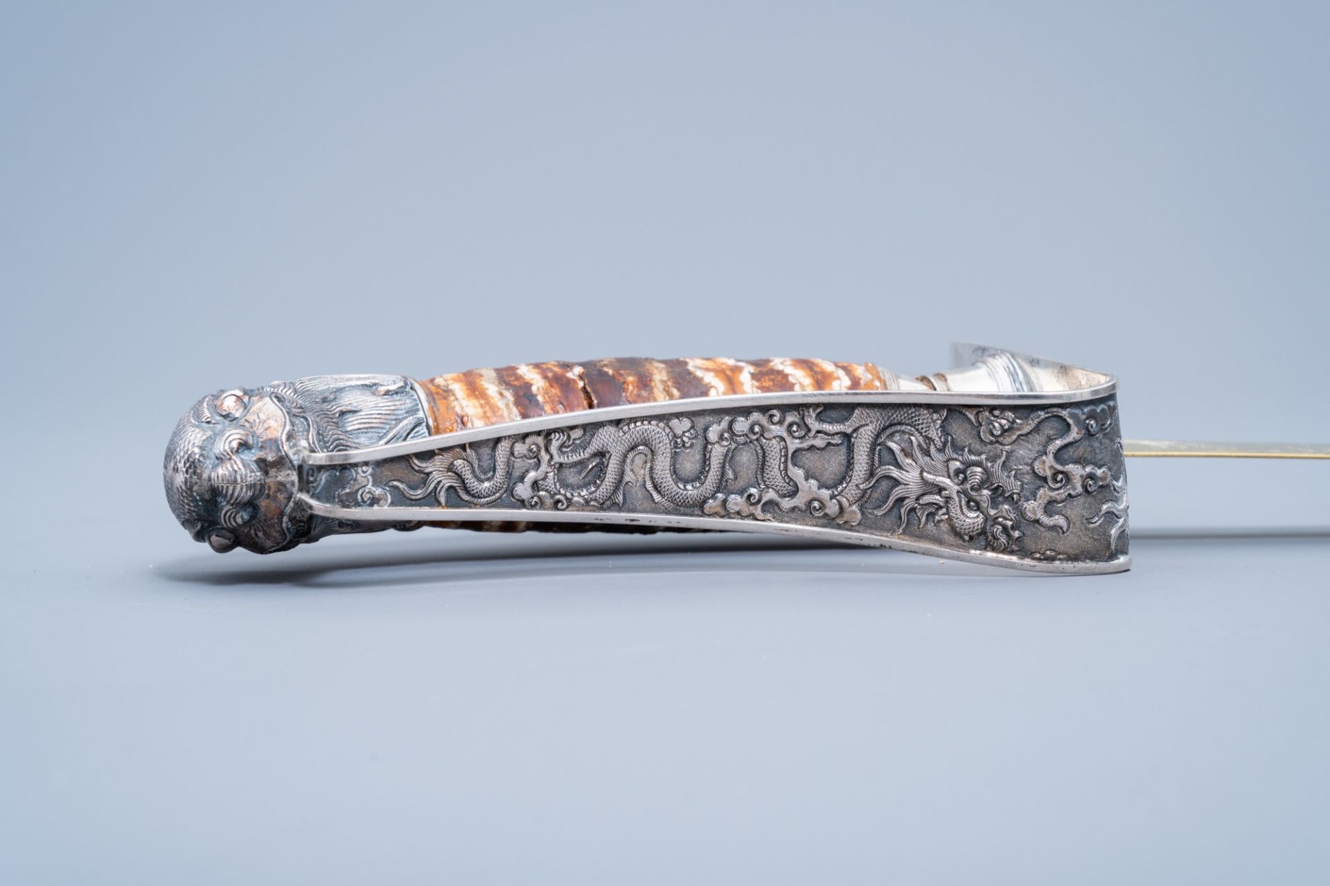 AÊ ceremonial Vietnamese 'guom' sword with silver and mother-of-pearl inlaid wooden scabbard with dr - Image 11 of 13