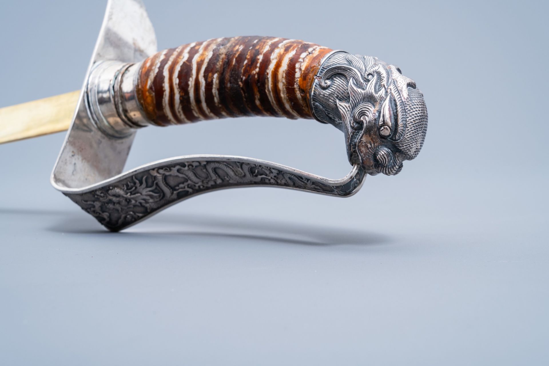 AÊ ceremonial Vietnamese 'guom' sword with silver and mother-of-pearl inlaid wooden scabbard with dr - Image 12 of 13