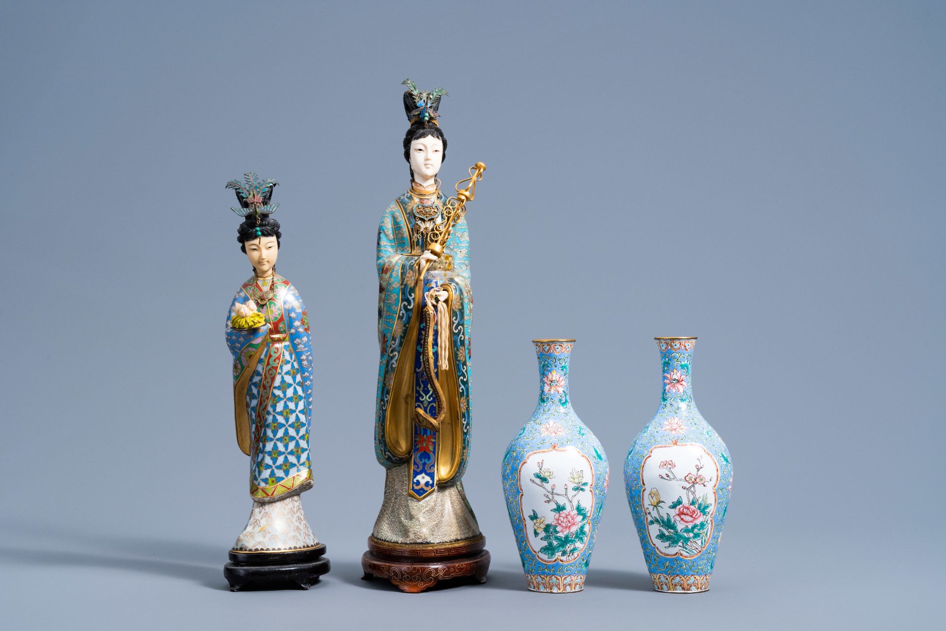 Three Chinese cloisonnŽ figures and a pair of enamel vases with floral design, 20th C. - Image 8 of 15